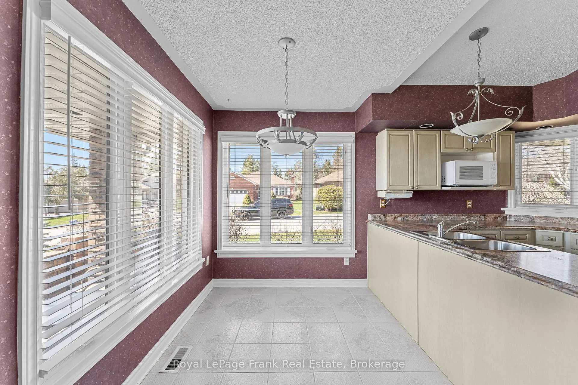 Photo 16 of 2 Hillview Drive, Kawartha Lakes, Bobcaygeon — HOMEH