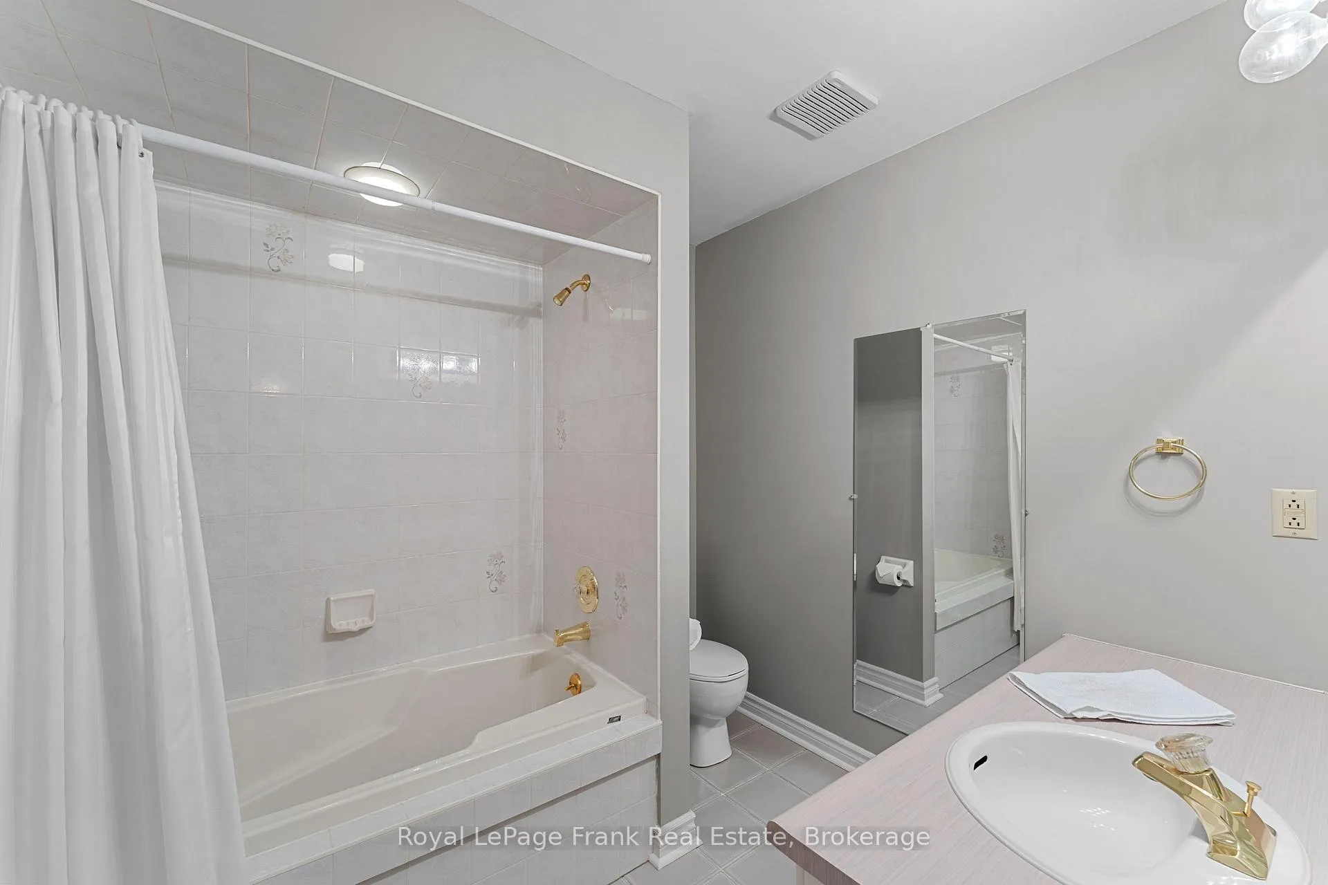 Photo 18 of 2 Hillview Drive, Kawartha Lakes, Bobcaygeon — HOMEH