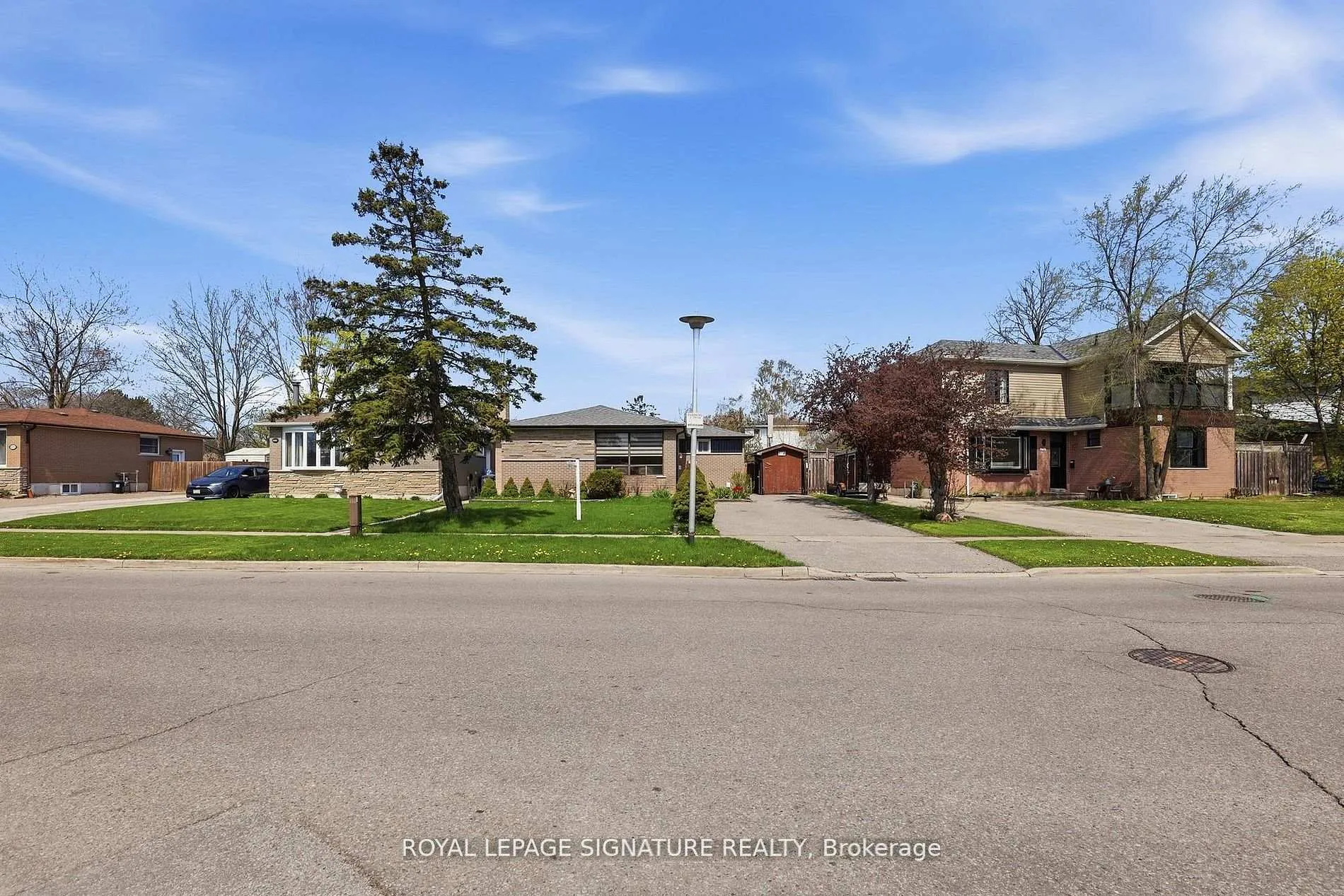 Photo 3 of 216 Folkstone Crescent, Brampton, Southgate — HOMEH