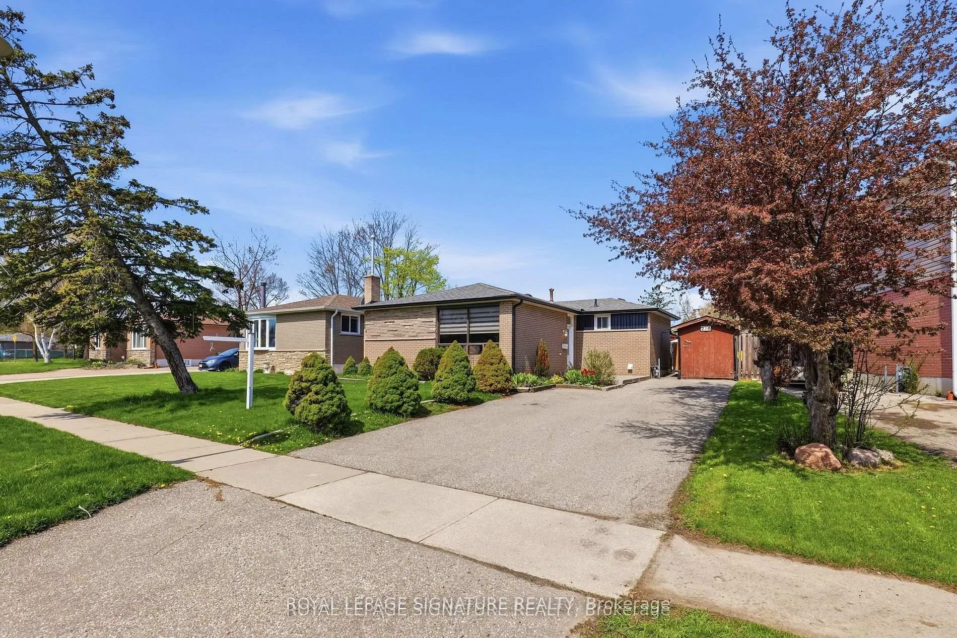 Photo 4 of 216 Folkstone Crescent, Brampton, Southgate — HOMEH