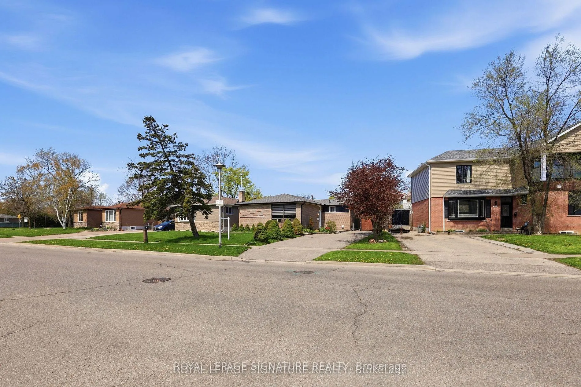 Photo 5 of 216 Folkstone Crescent, Brampton, Southgate — HOMEH