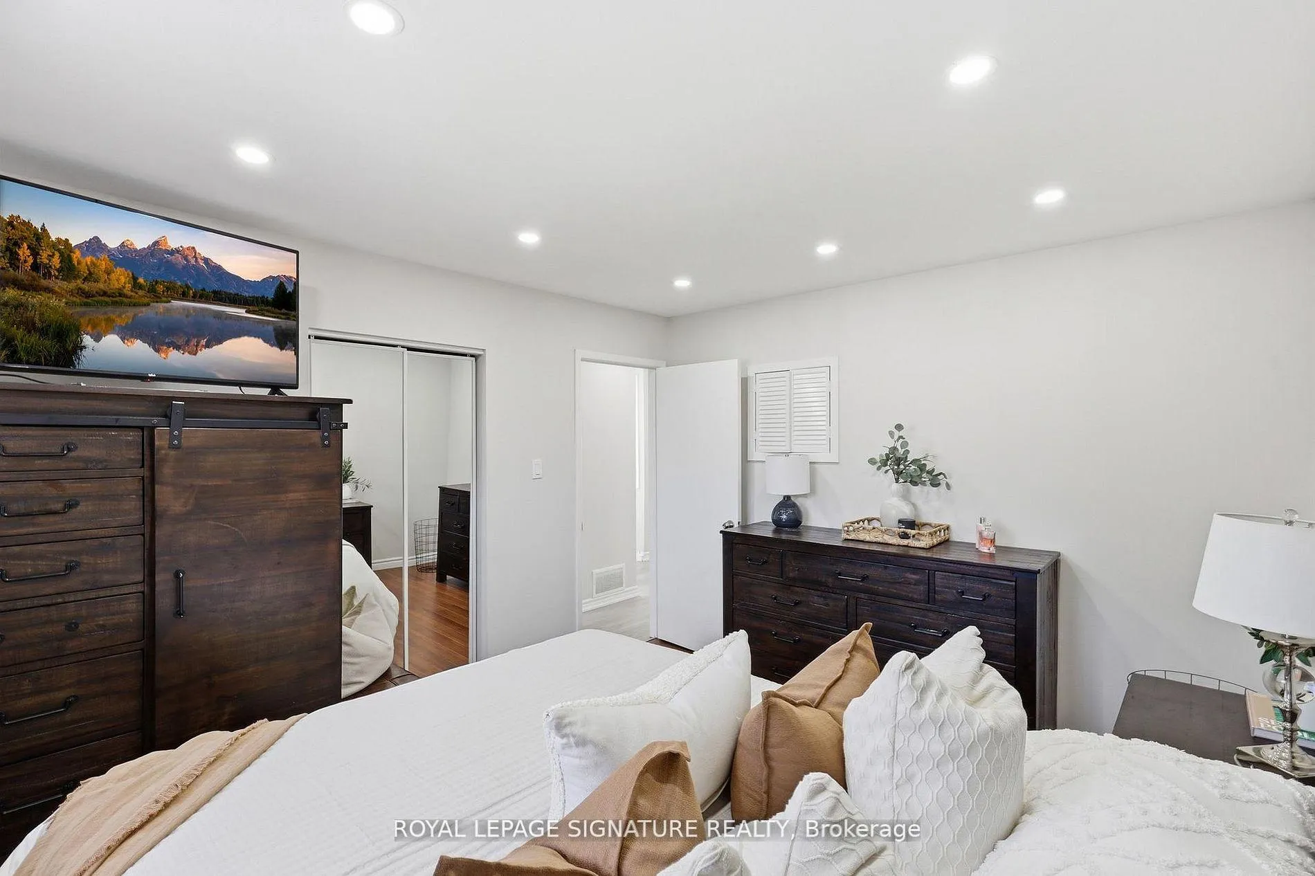 Photo 8 of 216 Folkstone Crescent, Brampton, Southgate — HOMEH