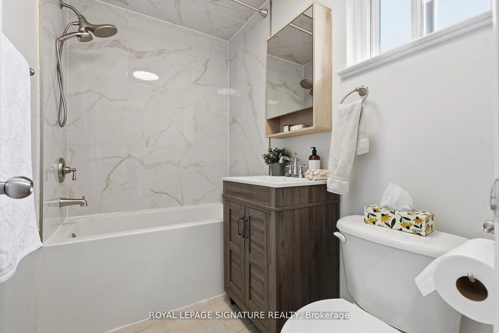 Photo 10 of 216 Folkstone Crescent, Brampton, Southgate — HOMEH