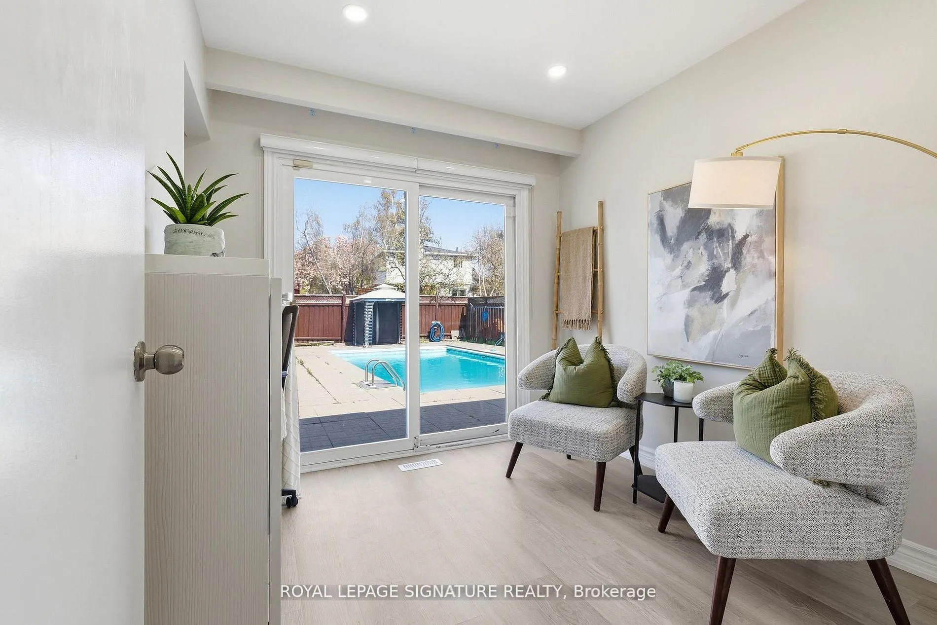 Photo 12 of 216 Folkstone Crescent, Brampton, Southgate — HOMEH