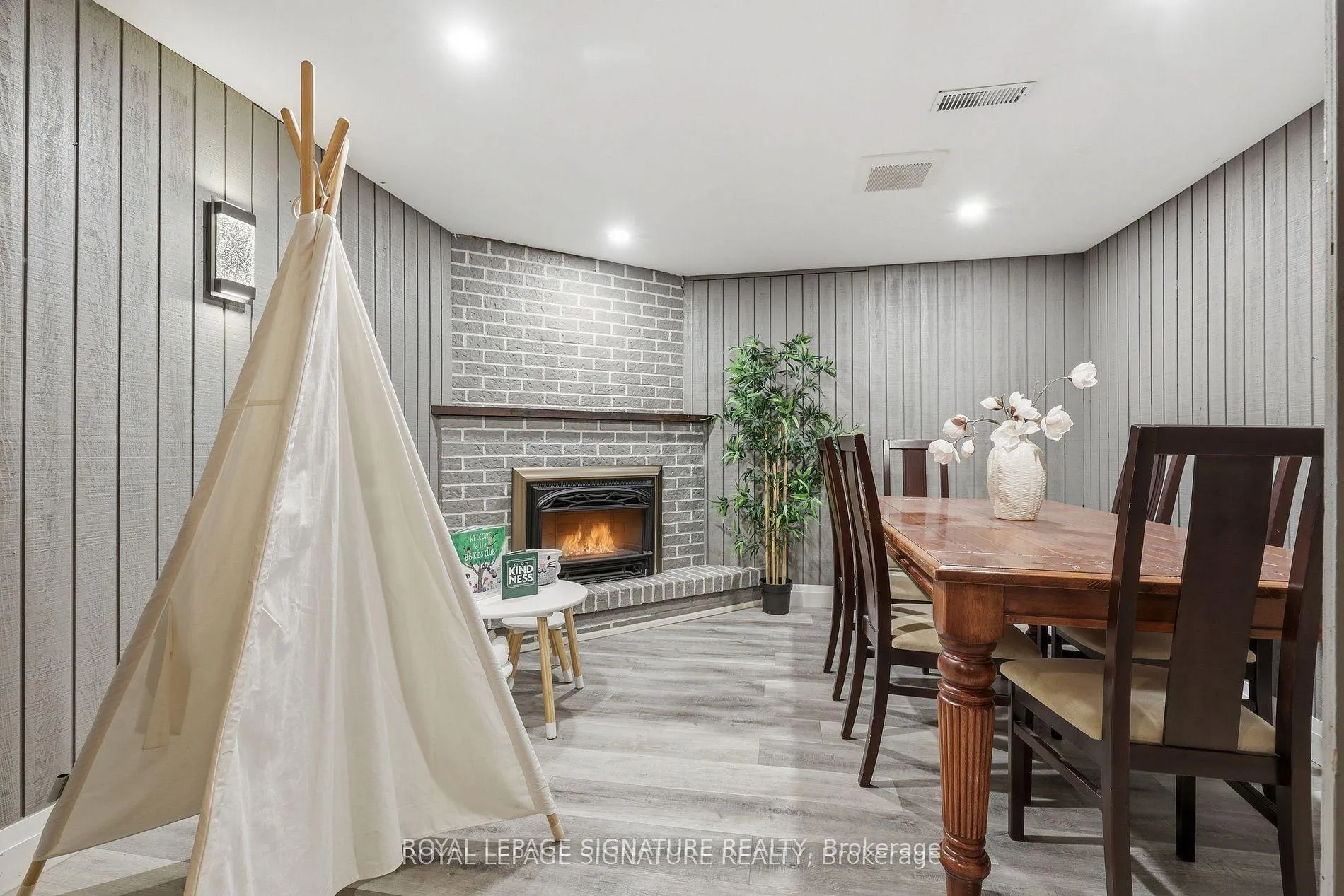 Photo 24 of 216 Folkstone Crescent, Brampton, Southgate — HOMEH