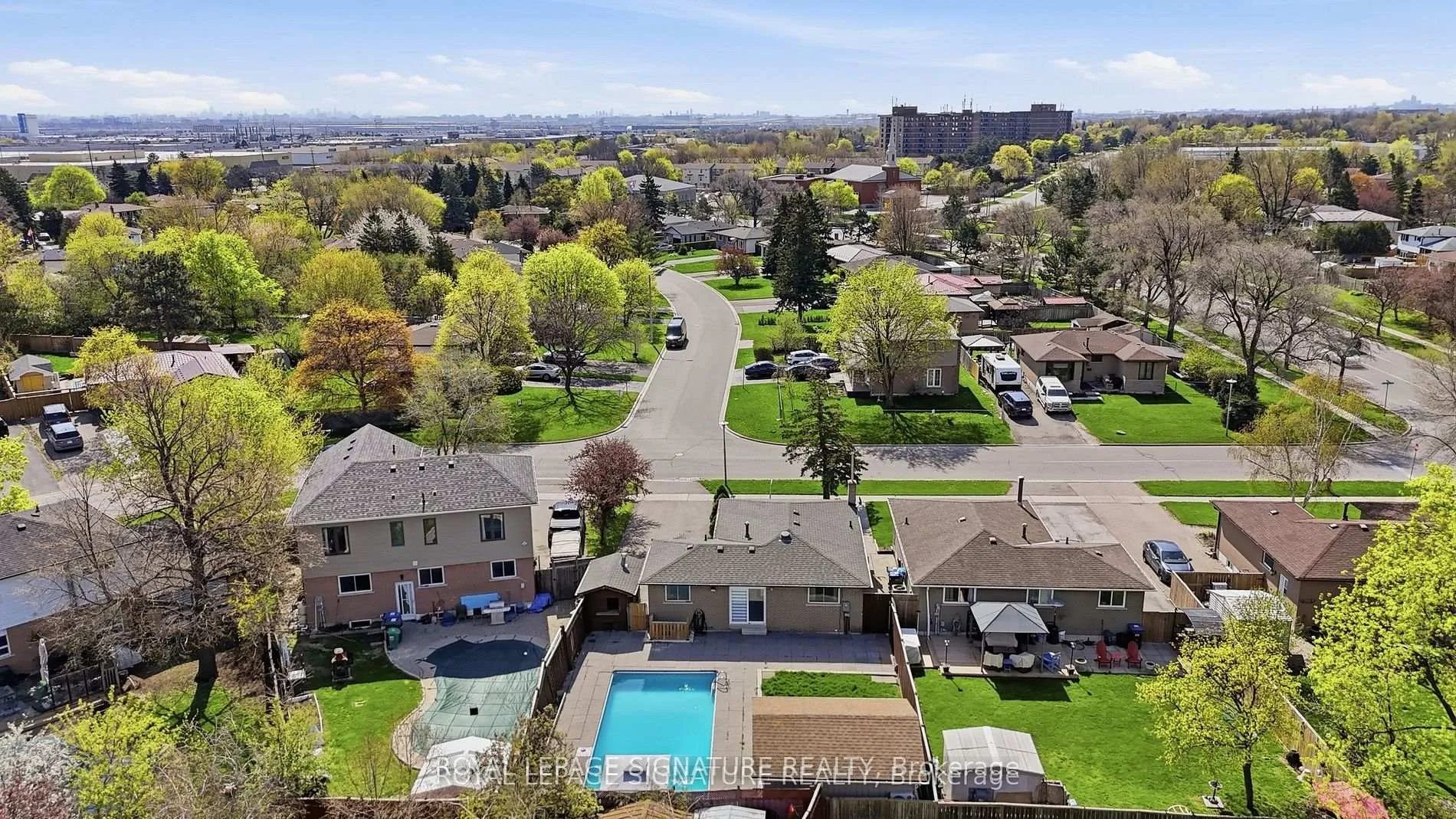 Photo 33 of 216 Folkstone Crescent, Brampton, Southgate — HOMEH