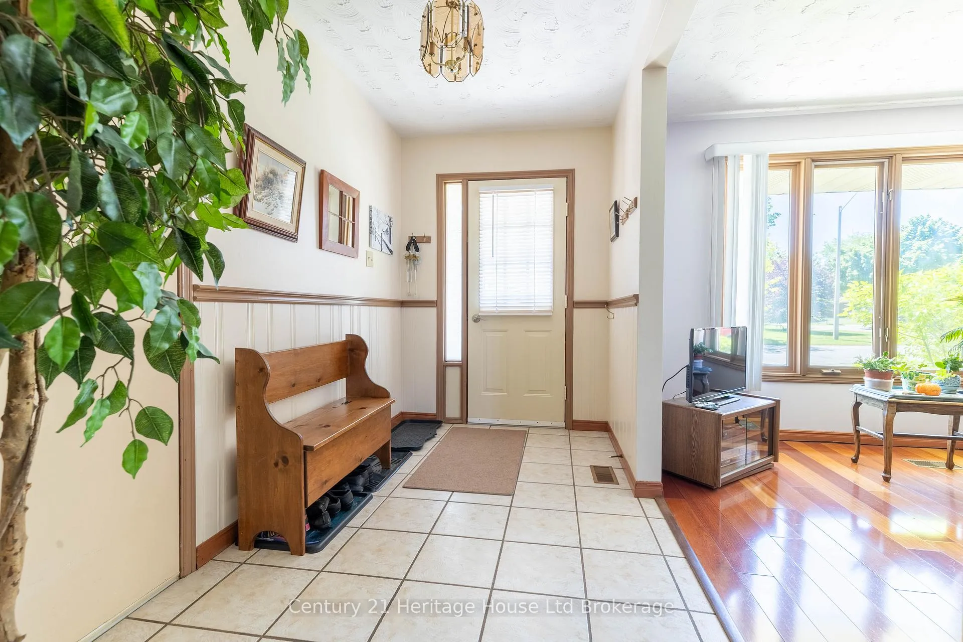 Photo 3 of 12 Spartan Drive, Brantford, Fairview - Brantford — HOMEH