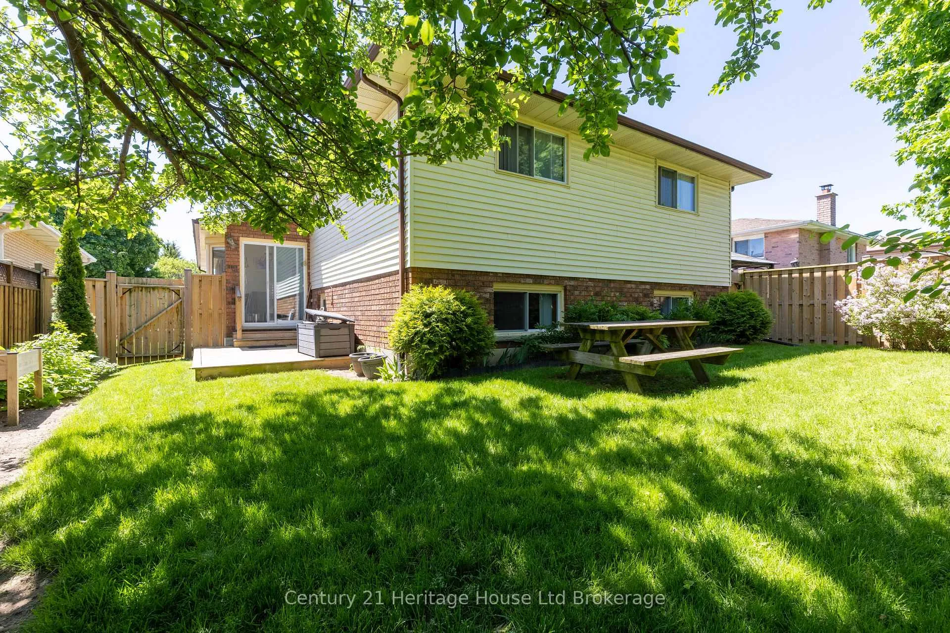 Photo 35 of 12 Spartan Drive, Brantford, Fairview - Brantford — HOMEH