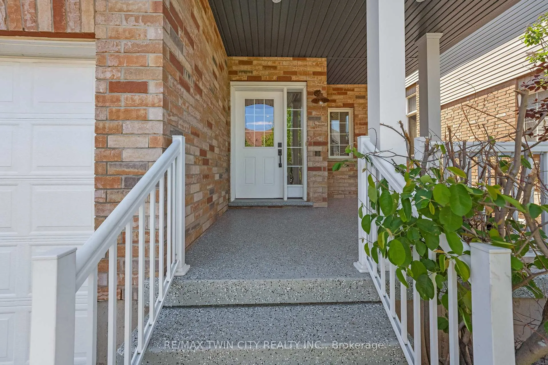 Photo 2 of 31 Parkvale Drive, Kitchener — HOMEH