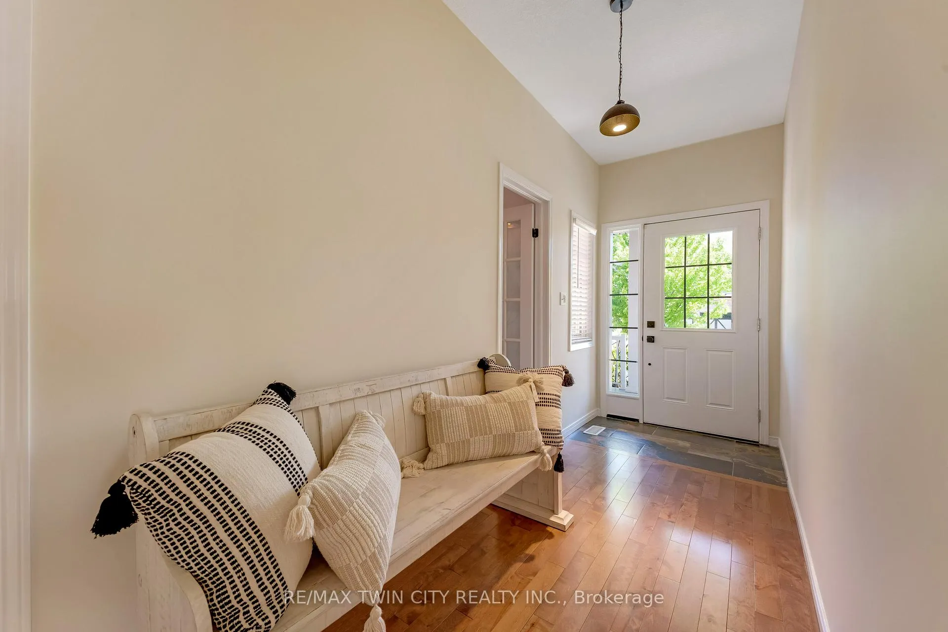 Photo 4 of 31 Parkvale Drive, Kitchener — HOMEH
