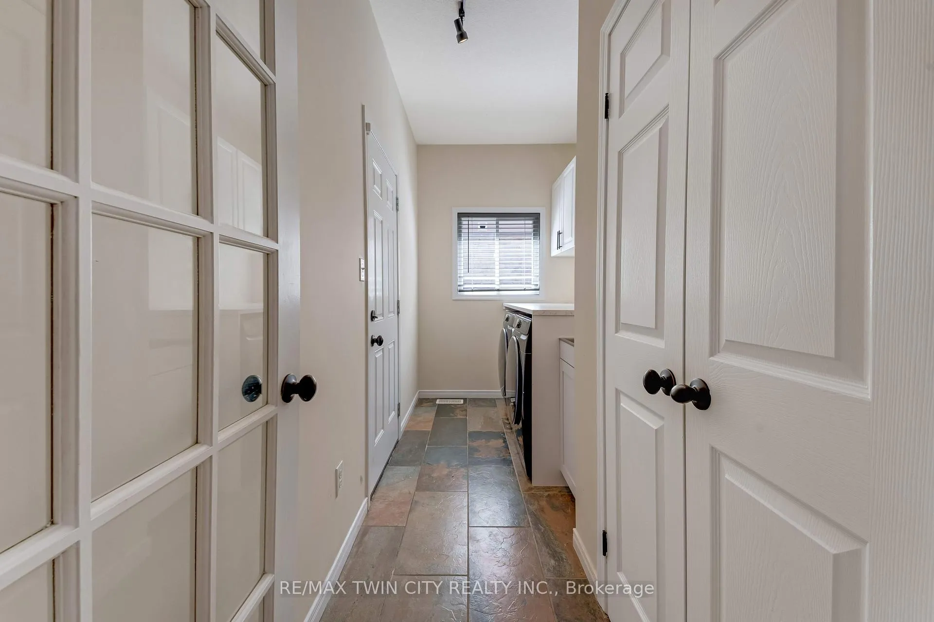 Photo 6 of 31 Parkvale Drive, Kitchener — HOMEH