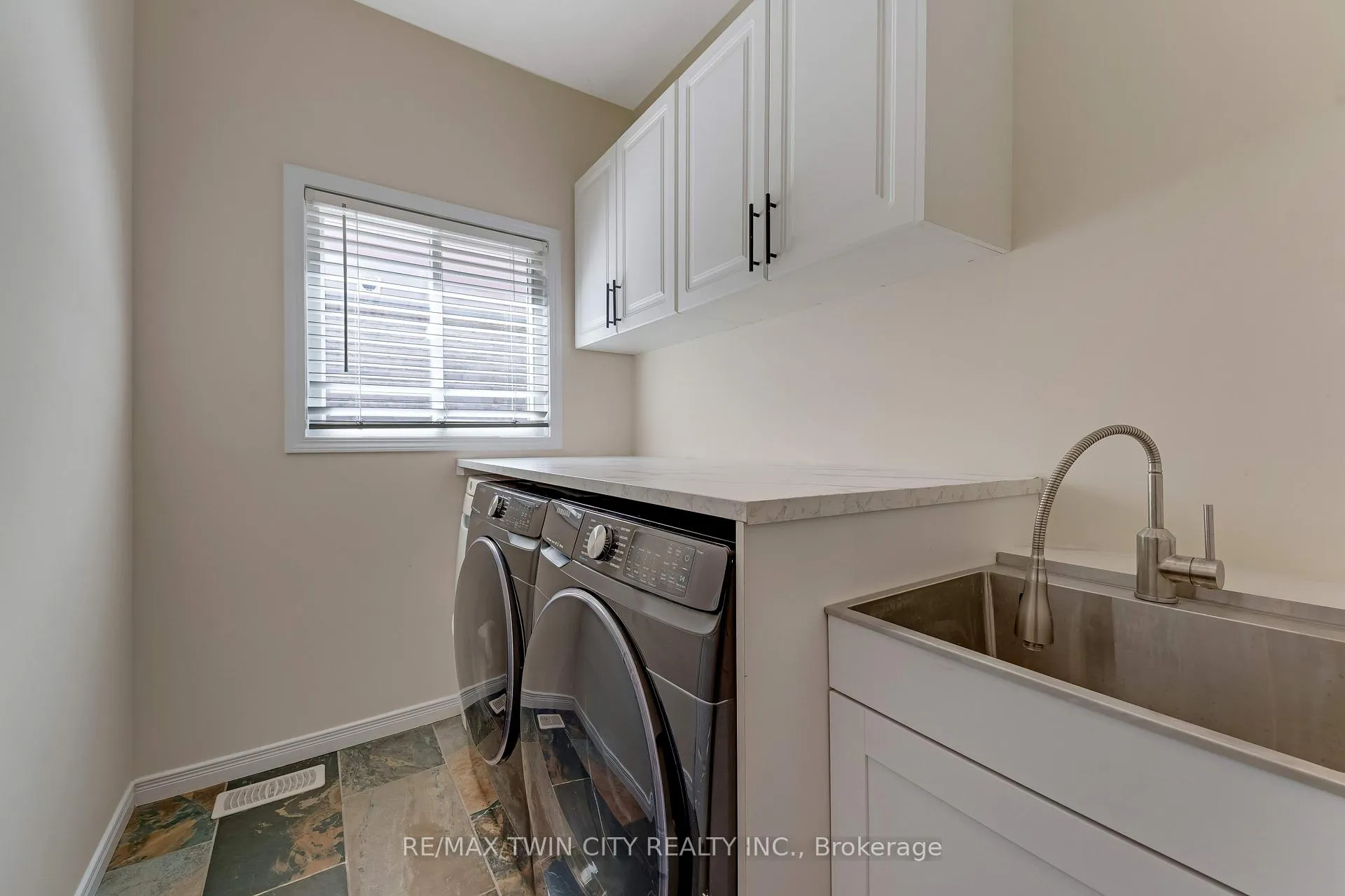 Photo 7 of 31 Parkvale Drive, Kitchener — HOMEH