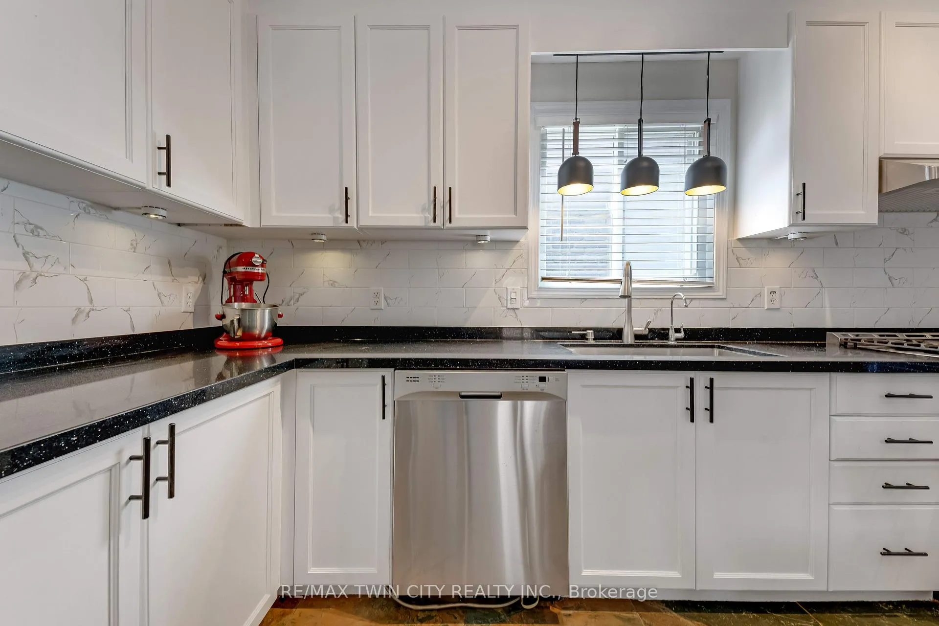 Photo 16 of 31 Parkvale Drive, Kitchener — HOMEH
