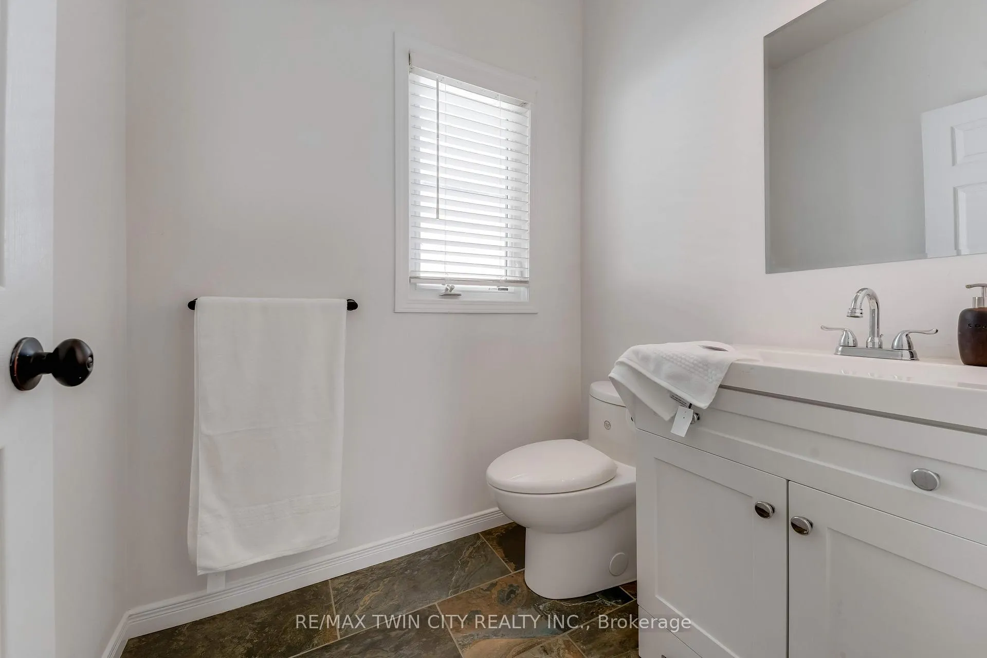 Photo 17 of 31 Parkvale Drive, Kitchener — HOMEH
