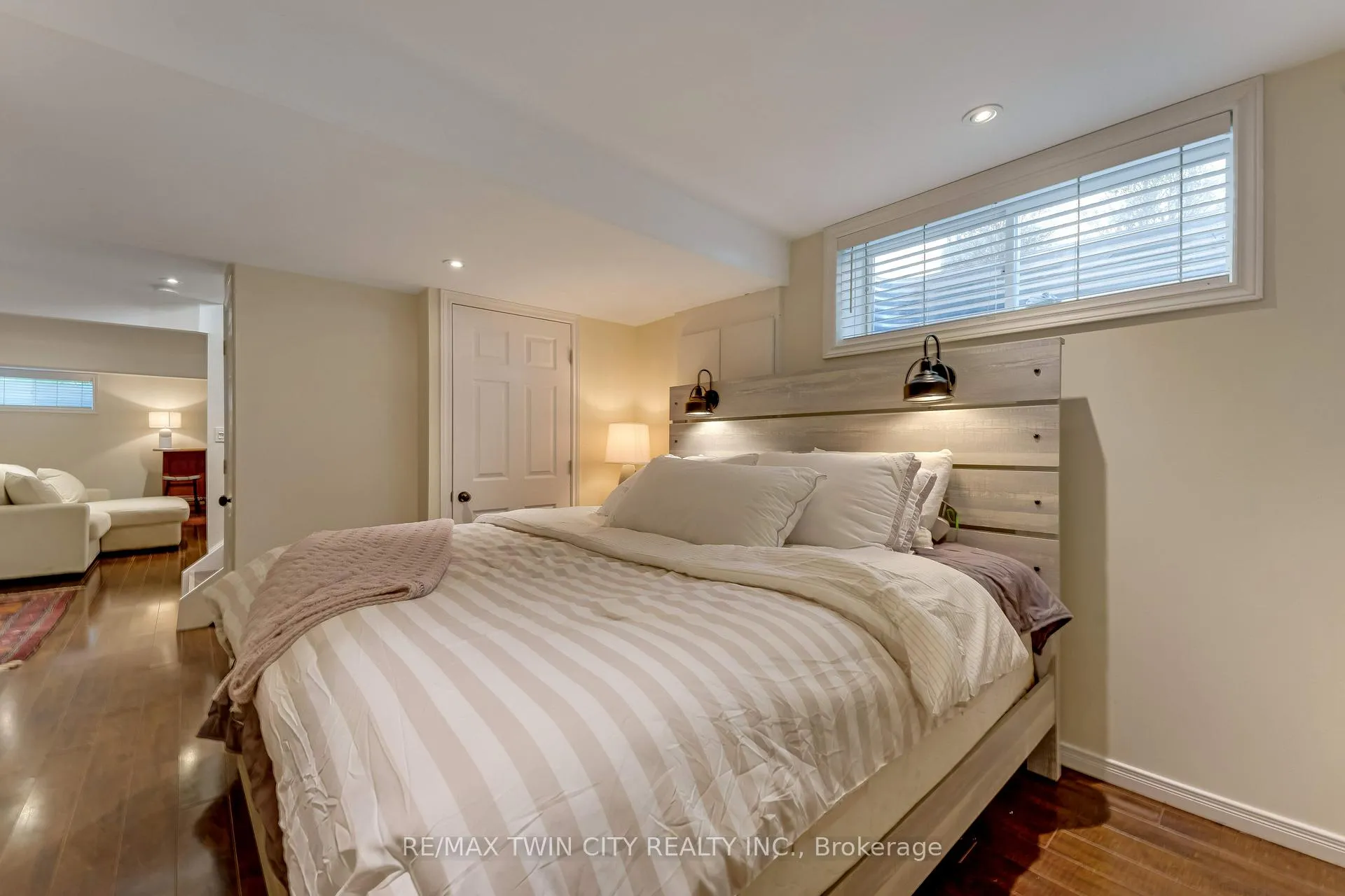 Photo 24 of 31 Parkvale Drive, Kitchener — HOMEH