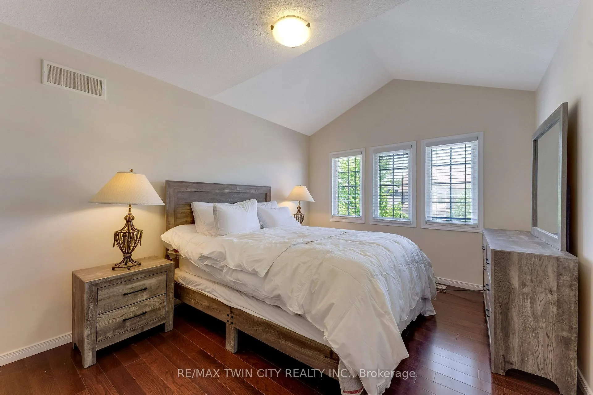 Photo 27 of 31 Parkvale Drive, Kitchener — HOMEH