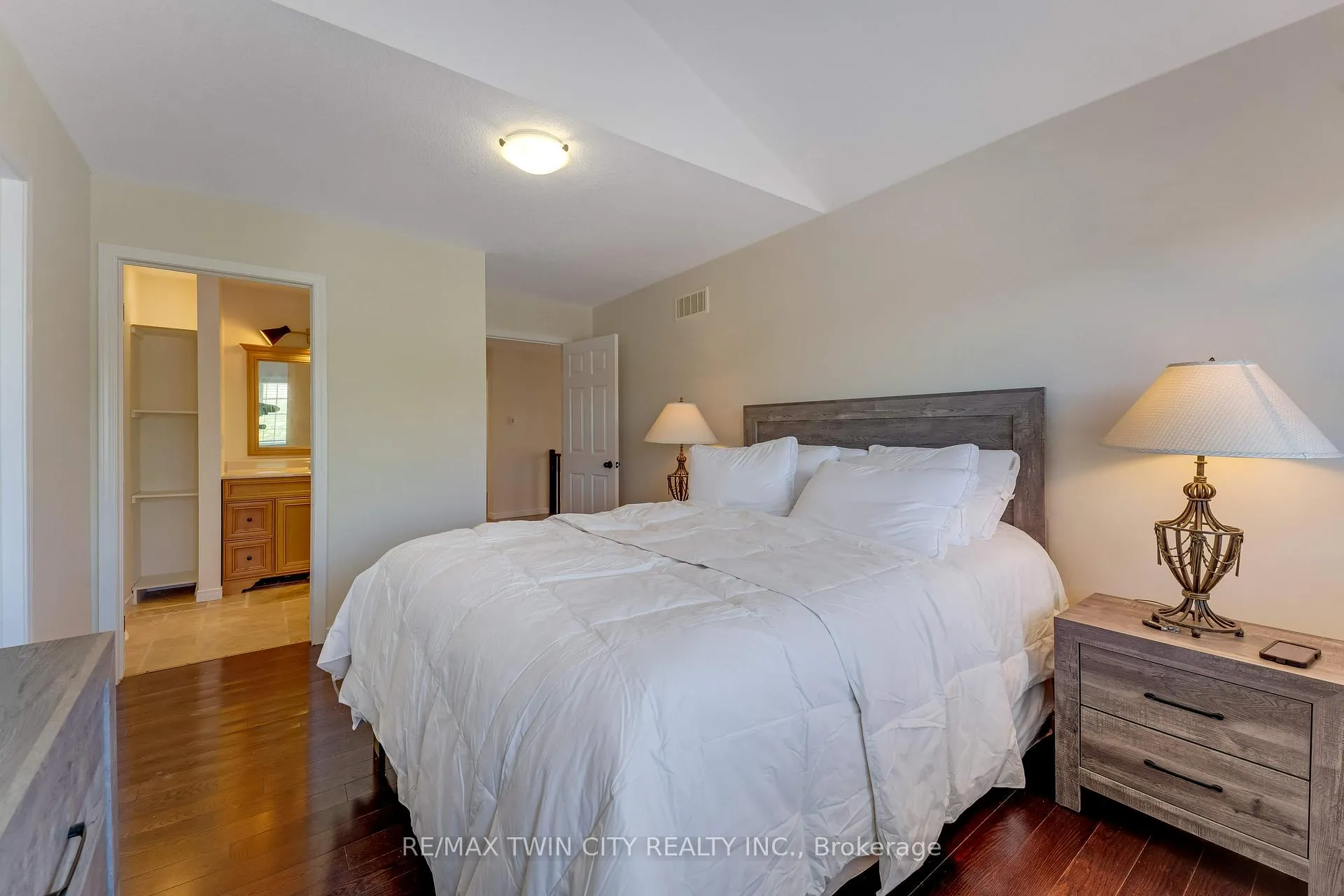 Photo 28 of 31 Parkvale Drive, Kitchener — HOMEH