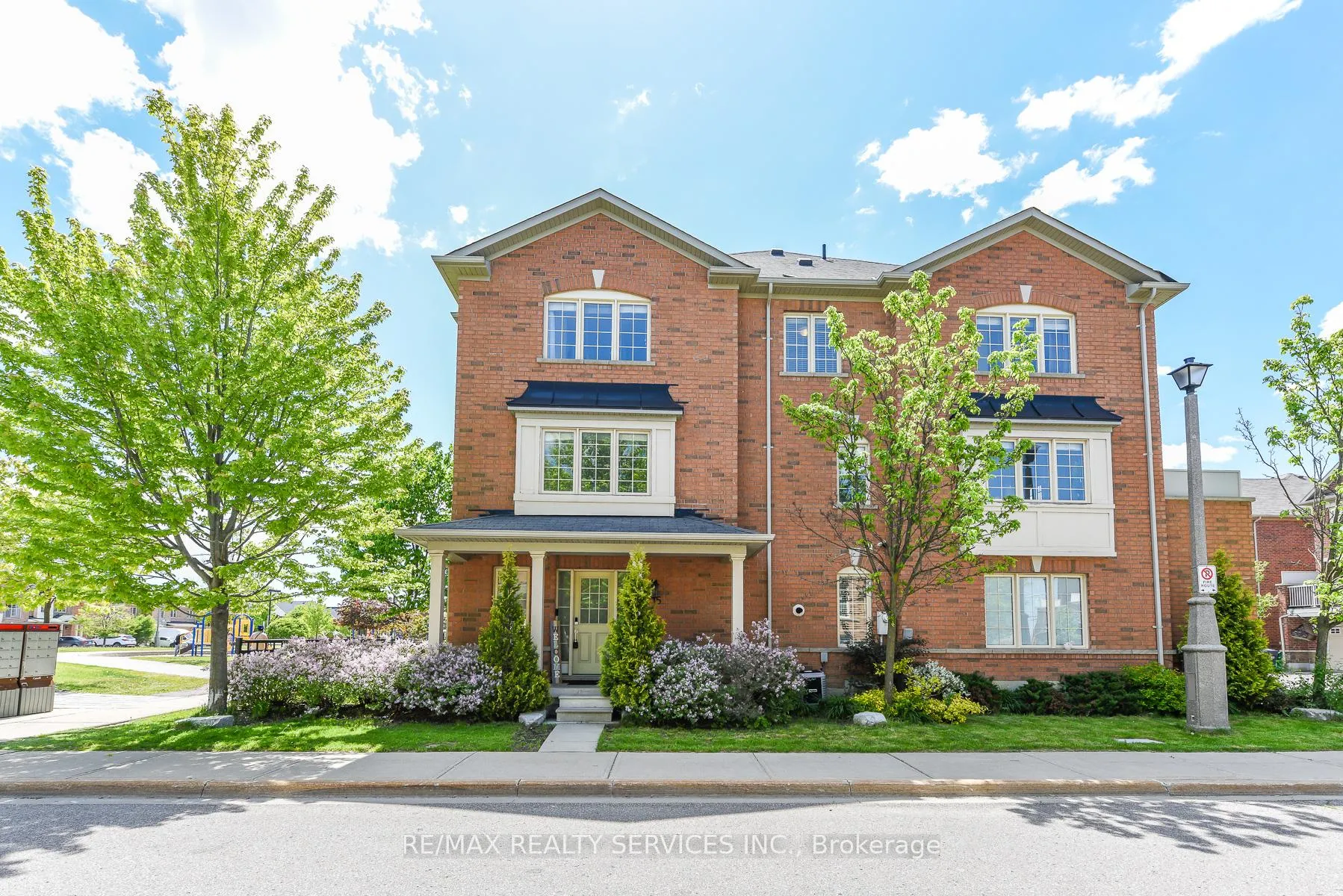 Photo 1 of 15 Peach Drive S, Brampton, Sandringham-Wellington — HOMEH