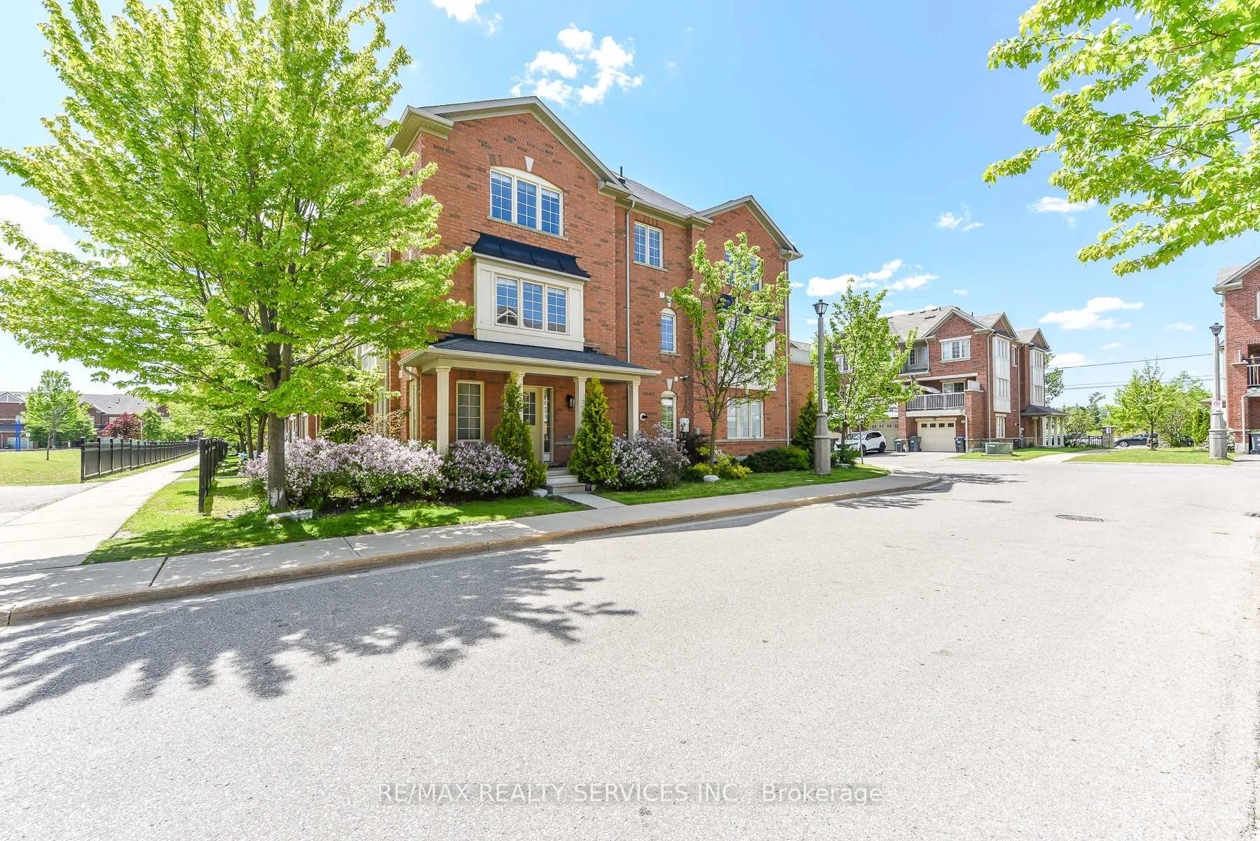 Photo 2 of 15 Peach Drive S, Brampton, Sandringham-Wellington — HOMEH