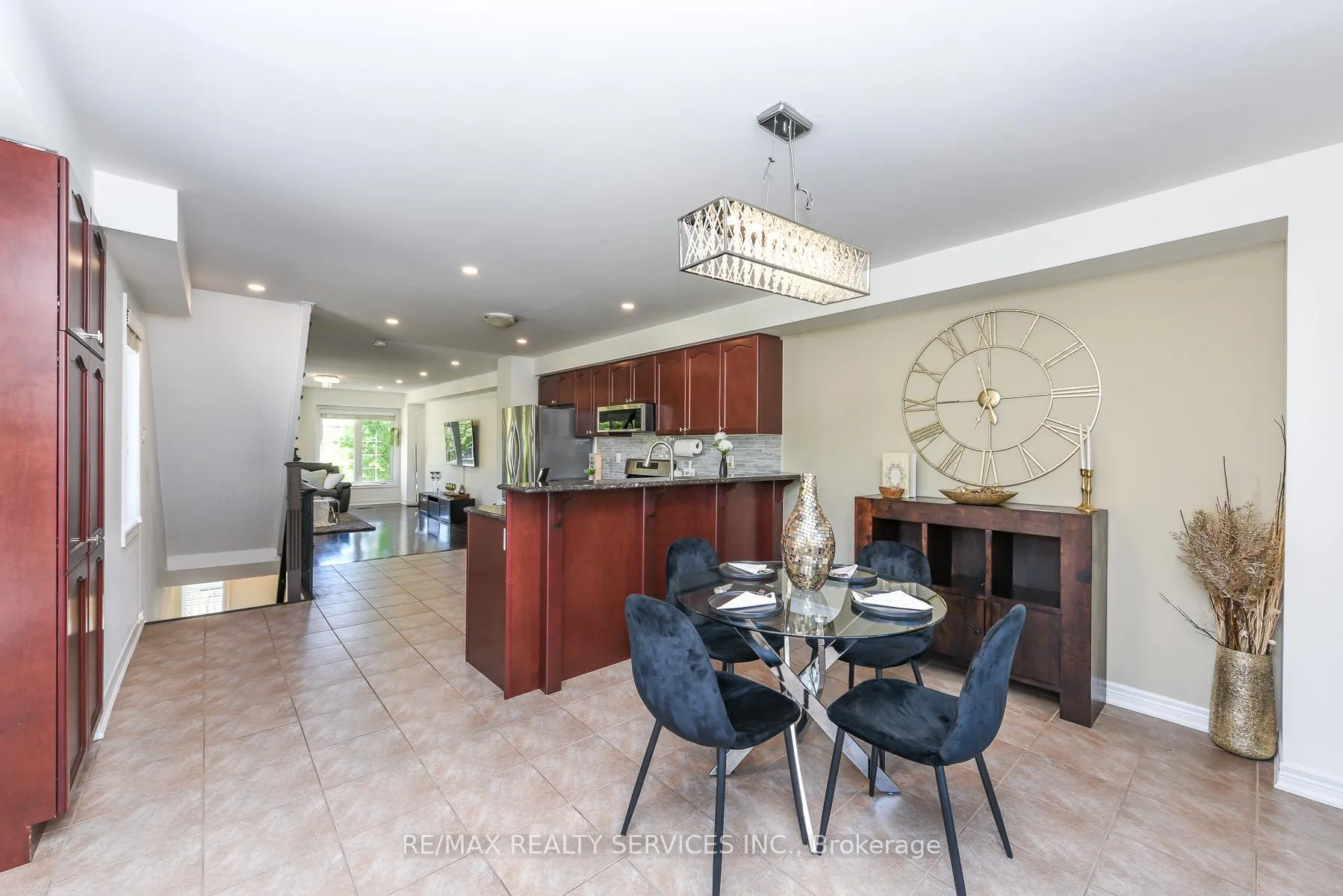 Photo 12 of 15 Peach Drive S, Brampton, Sandringham-Wellington — HOMEH