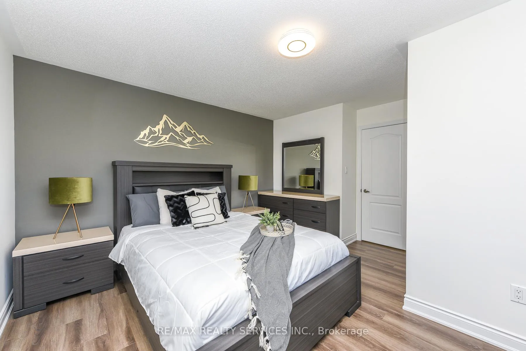 Photo 22 of 15 Peach Drive S, Brampton, Sandringham-Wellington — HOMEH