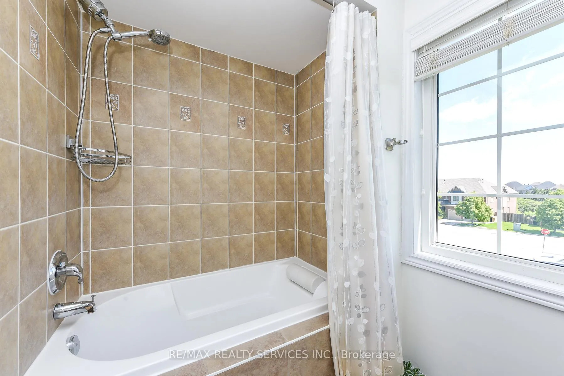 Photo 26 of 15 Peach Drive S, Brampton, Sandringham-Wellington — HOMEH
