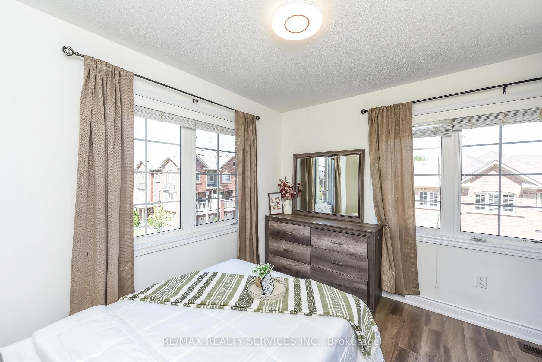 Photo 30 of 15 Peach Drive S, Brampton, Sandringham-Wellington — HOMEH