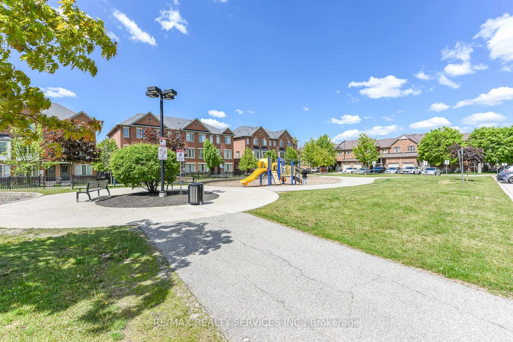 Photo 39 of 15 Peach Drive S, Brampton, Sandringham-Wellington — HOMEH