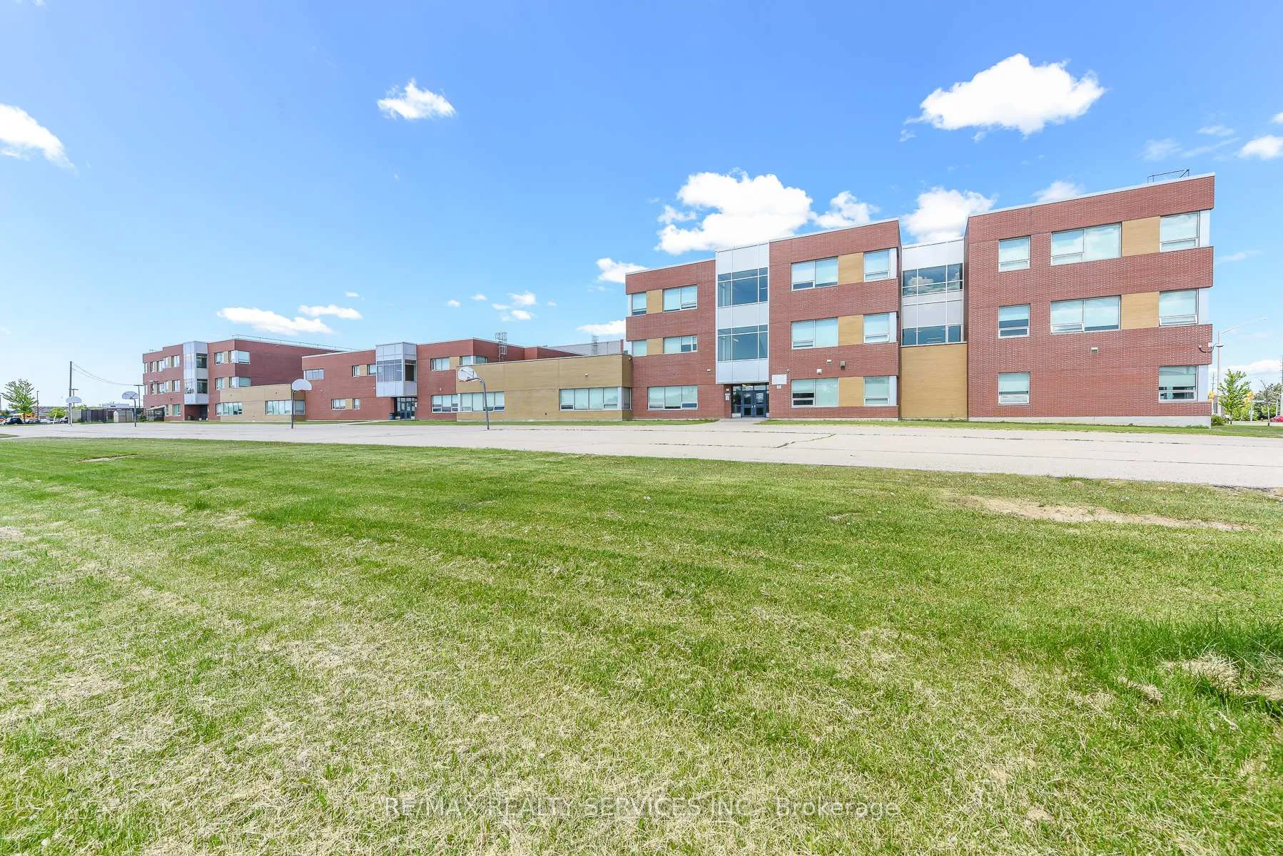 Photo 40 of 15 Peach Drive S, Brampton, Sandringham-Wellington — HOMEH