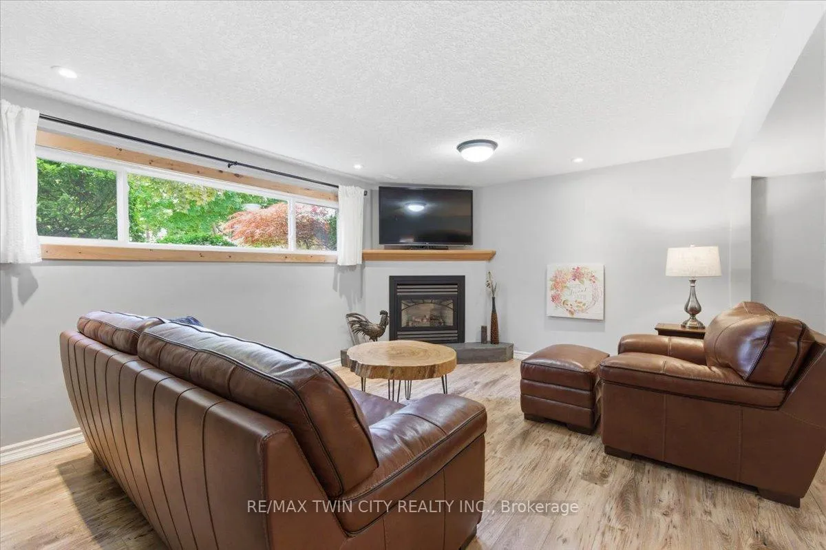 Photo 32 of 20 Wolfe's Court, Kitchener — HOMEH
