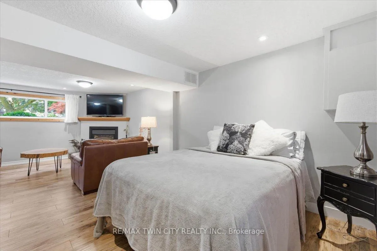 Photo 35 of 20 Wolfe's Court, Kitchener — HOMEH