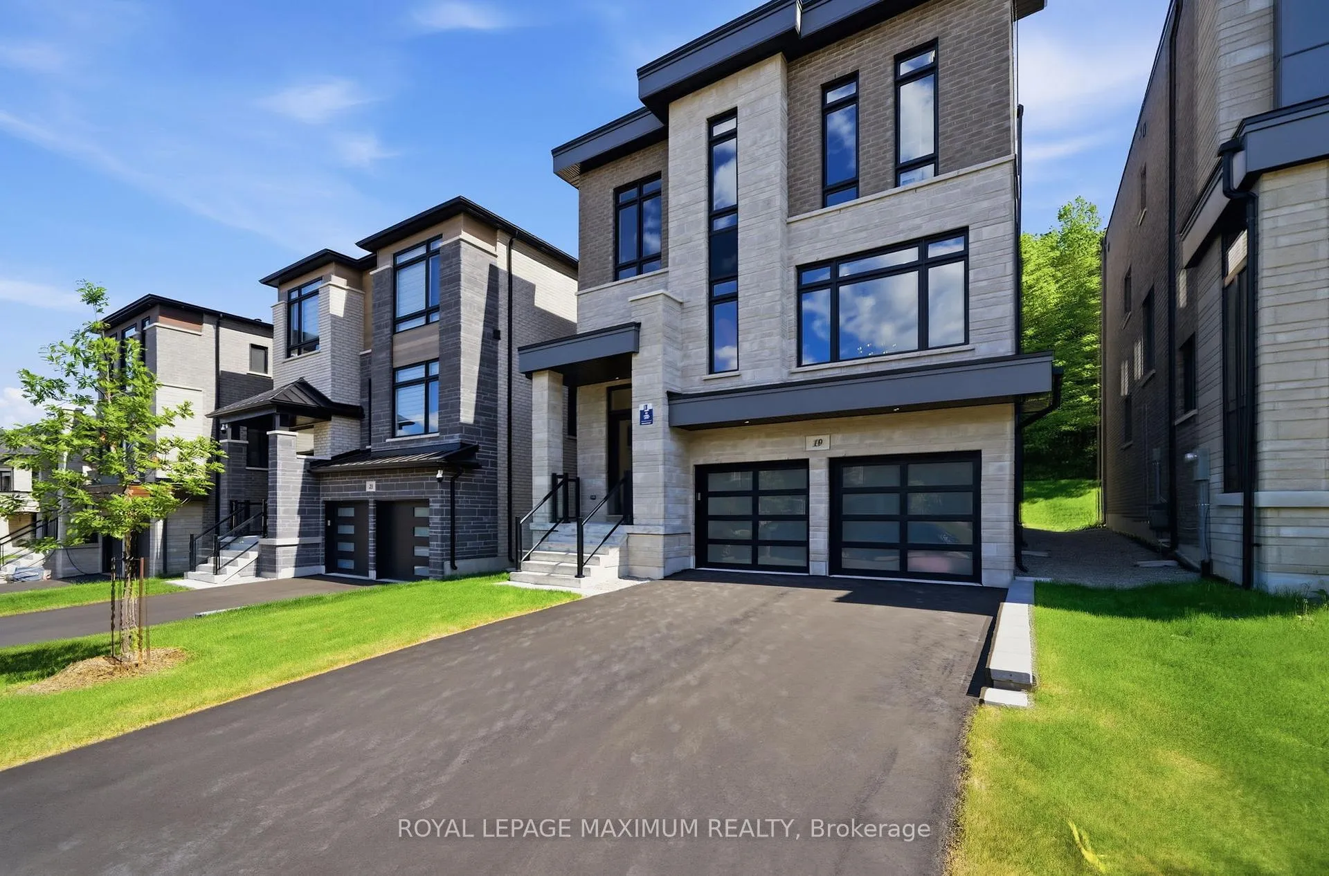 Photo 2 of 19 Donsgrove Court, Vaughan, Patterson — HOMEH