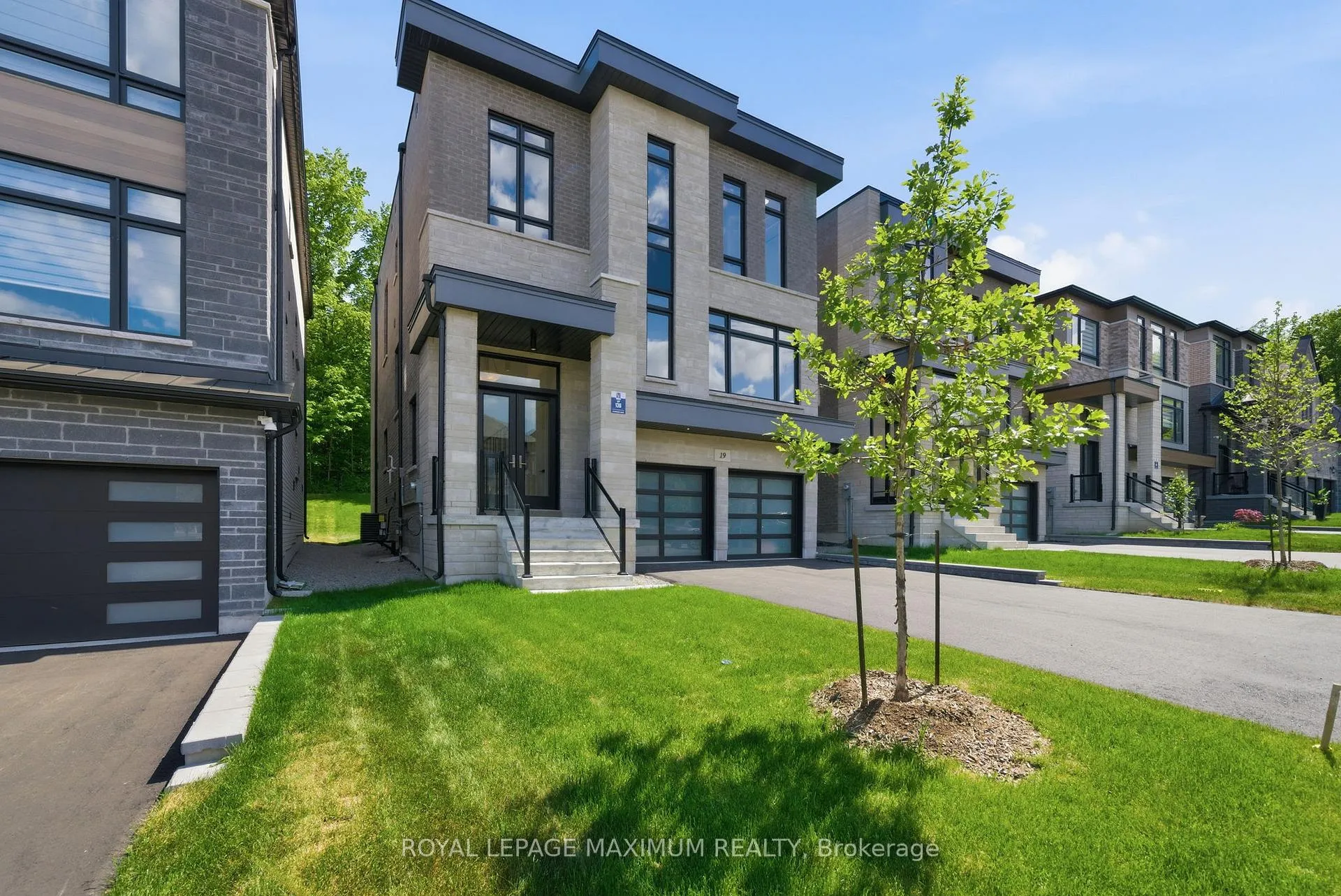 Photo 3 of 19 Donsgrove Court, Vaughan, Patterson — HOMEH