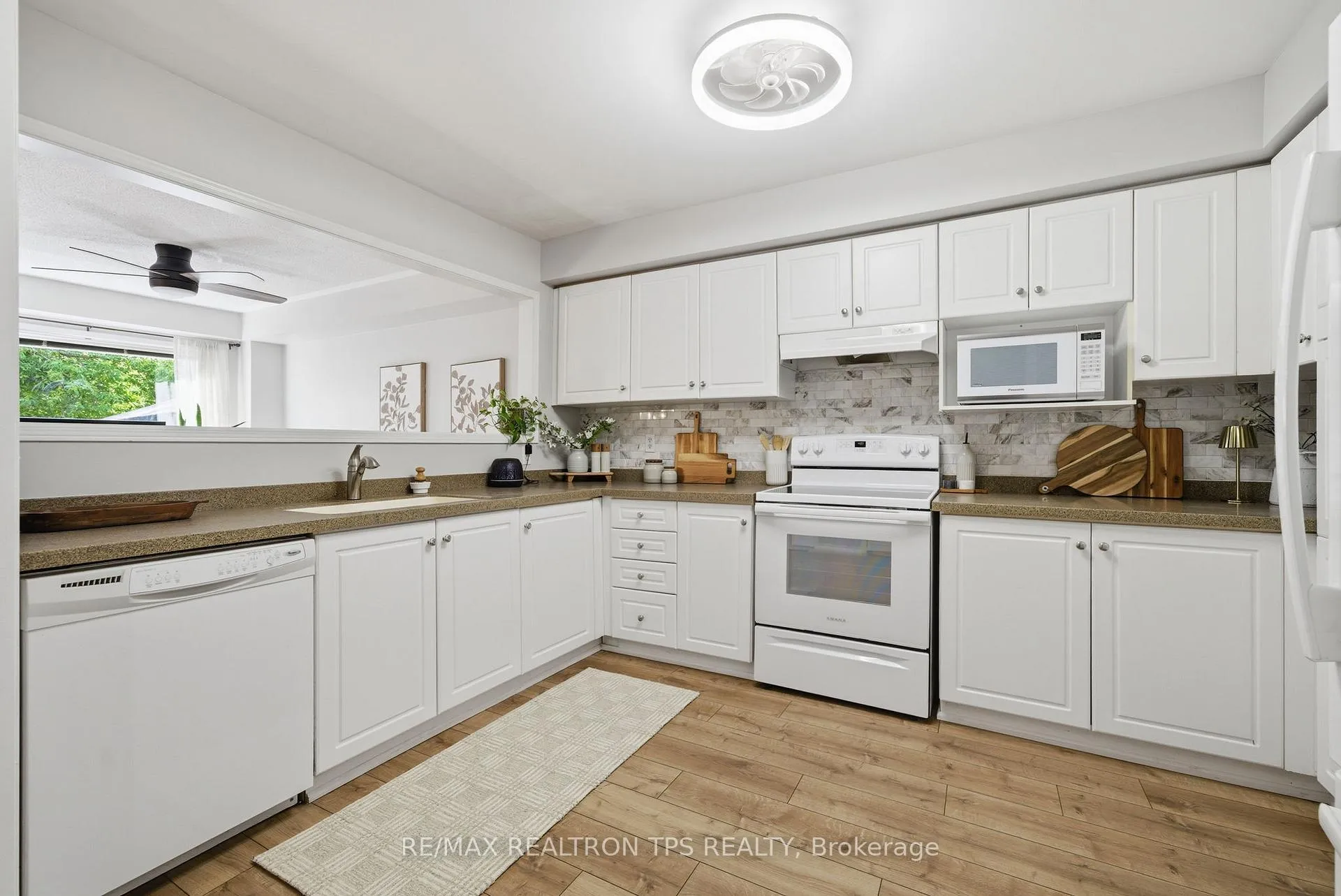 Photo 3 of 68 Richfield Square, Clarington, Courtice — HOMEH
