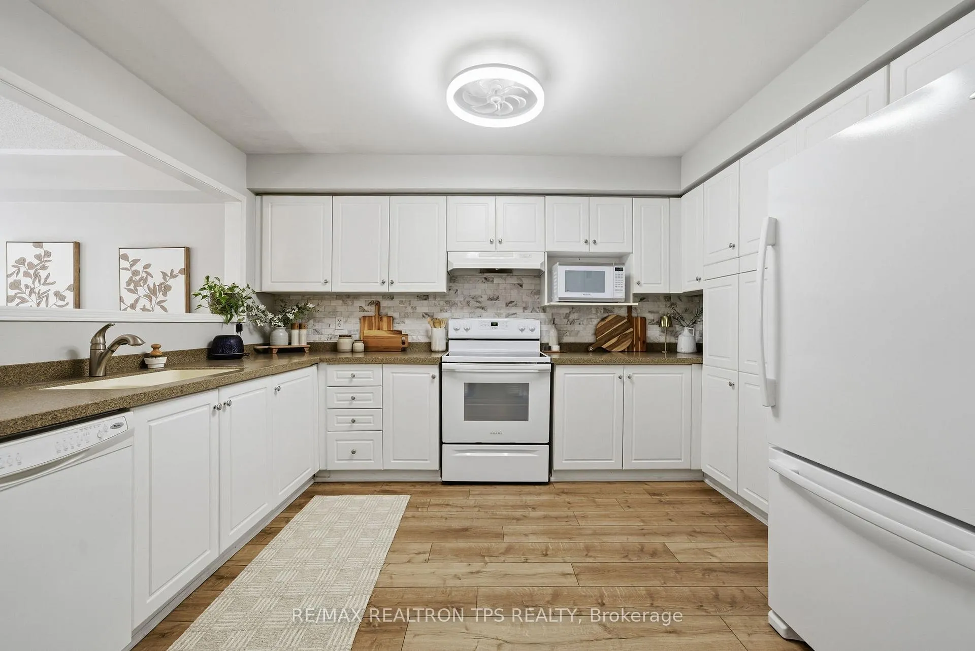 Photo 4 of 68 Richfield Square, Clarington, Courtice — HOMEH