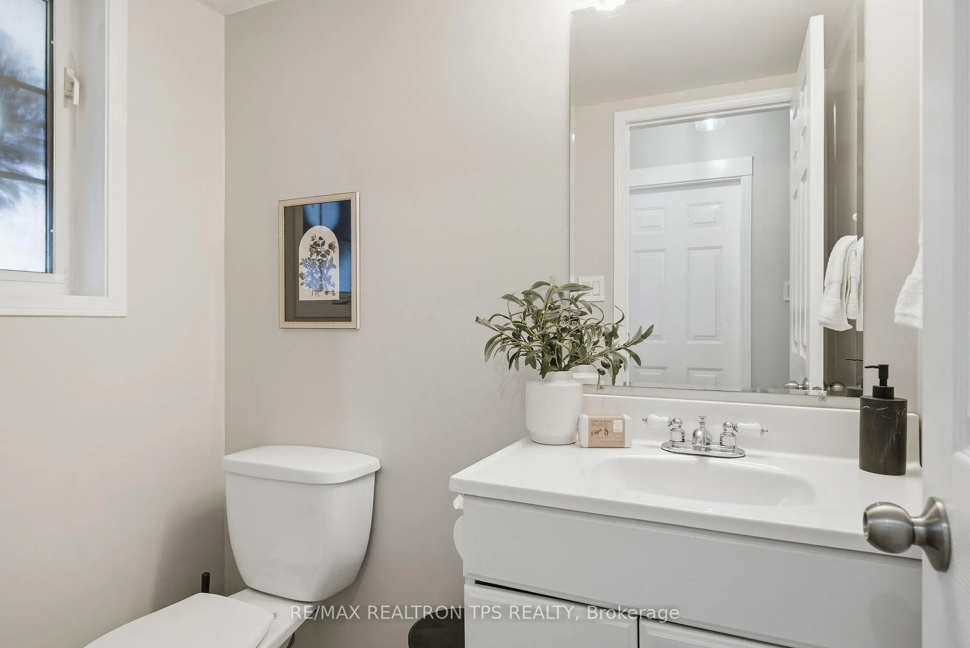 Photo 8 of 68 Richfield Square, Clarington, Courtice — HOMEH