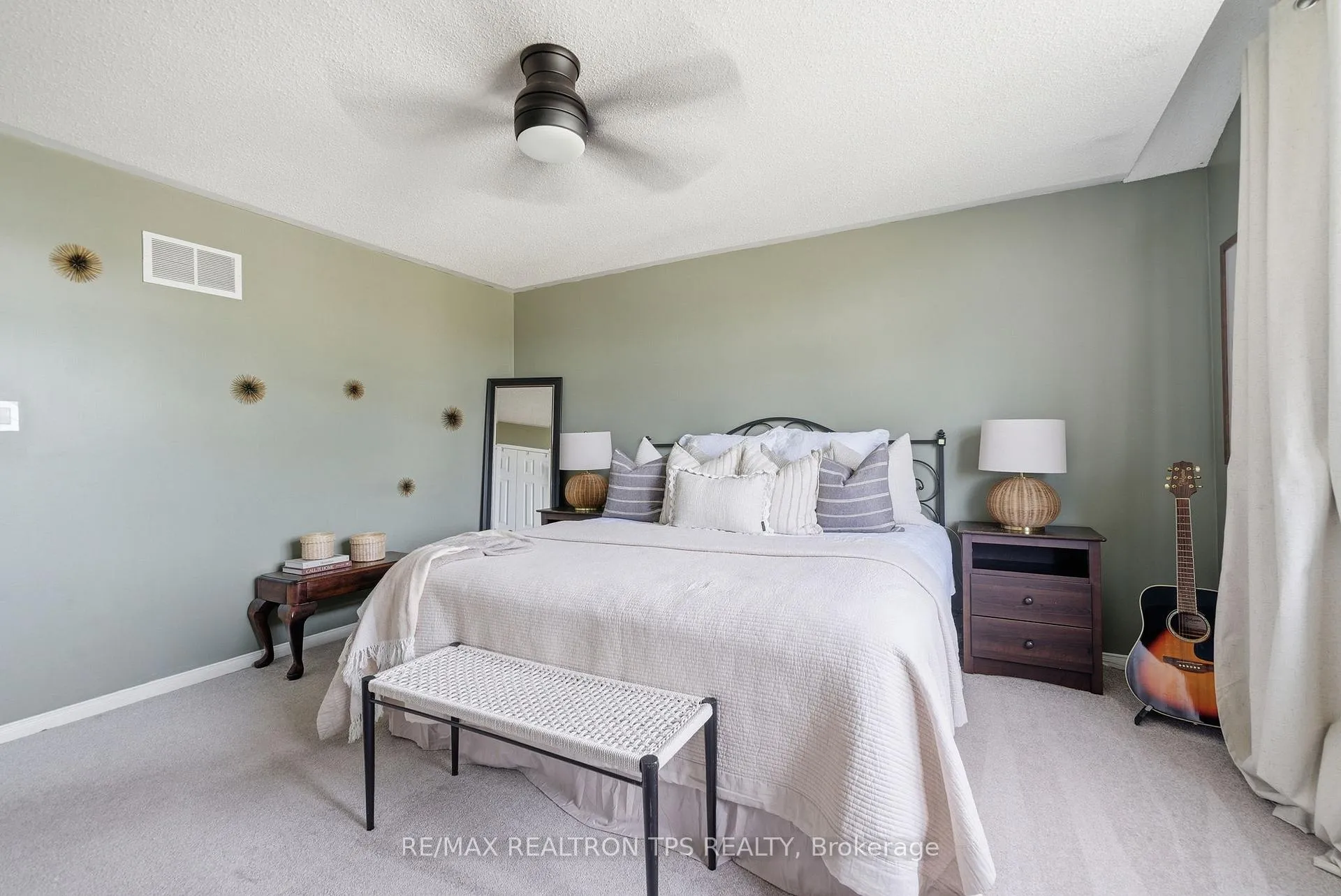 Photo 10 of 68 Richfield Square, Clarington, Courtice — HOMEH