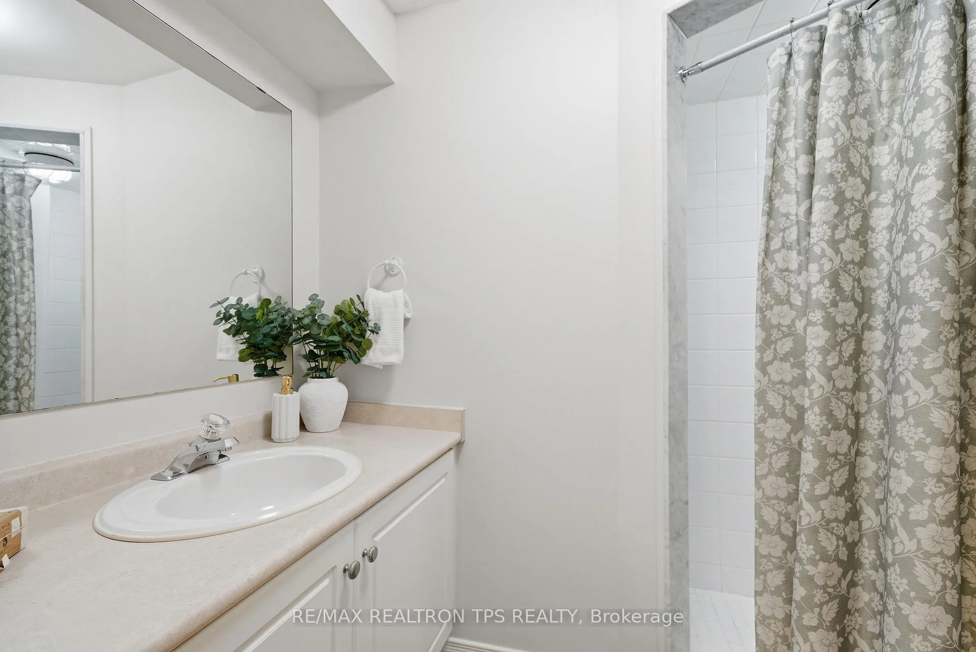 Photo 18 of 68 Richfield Square, Clarington, Courtice — HOMEH