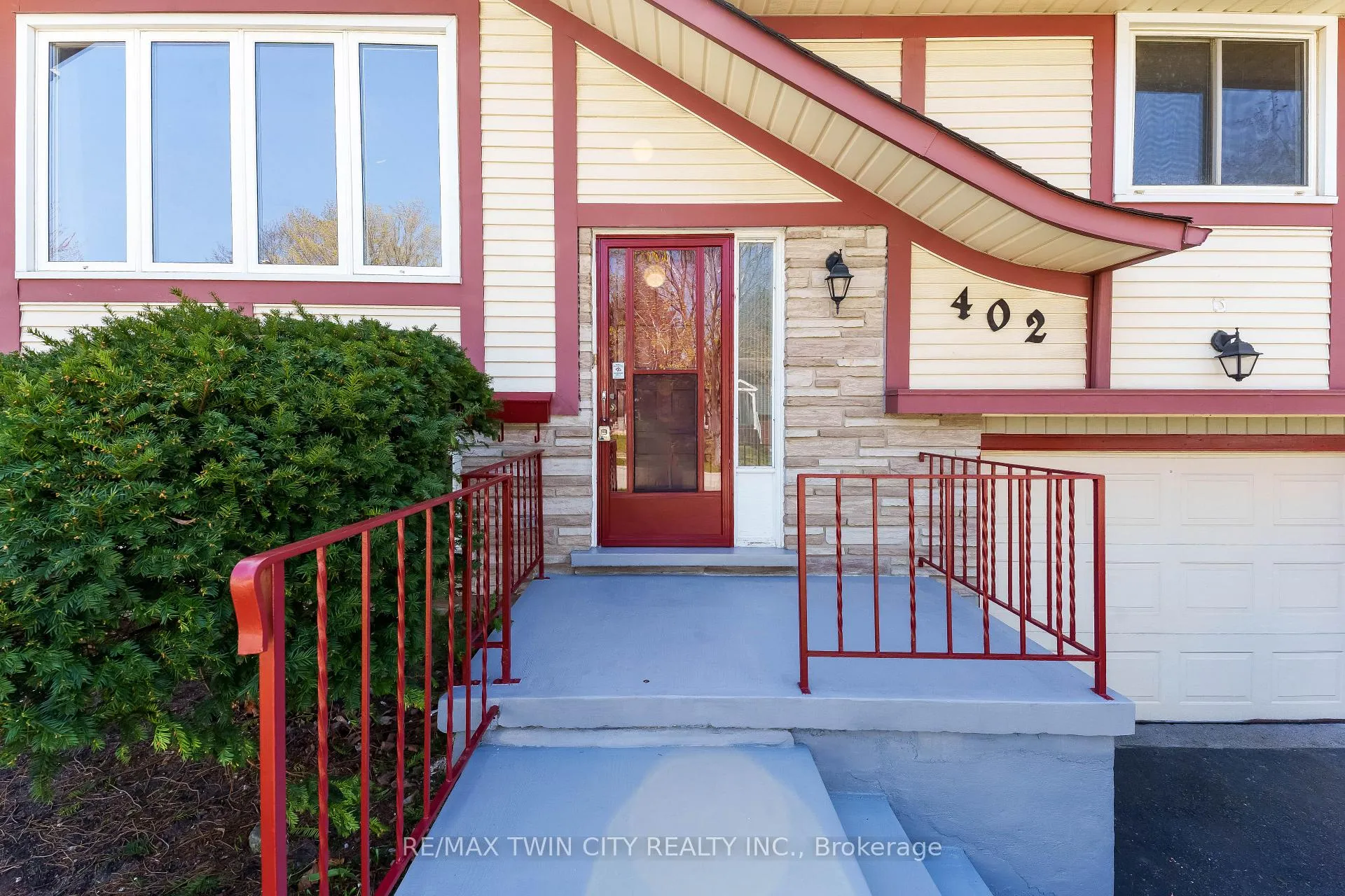 Photo 2 of 402 Lakeview Drive, Waterloo, Lakeshore Village — HOMEH