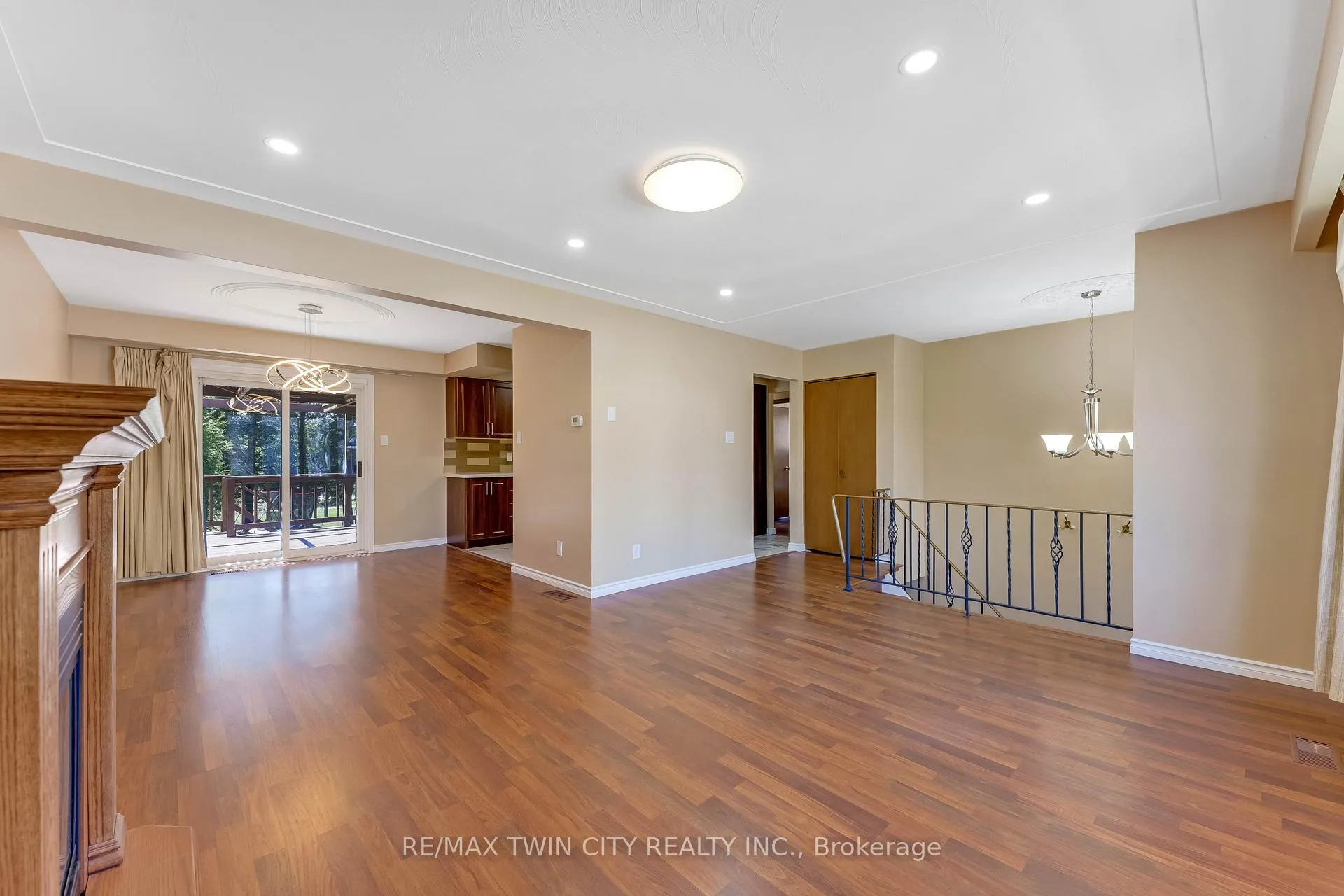 Photo 4 of 402 Lakeview Drive, Waterloo, Lakeshore Village — HOMEH