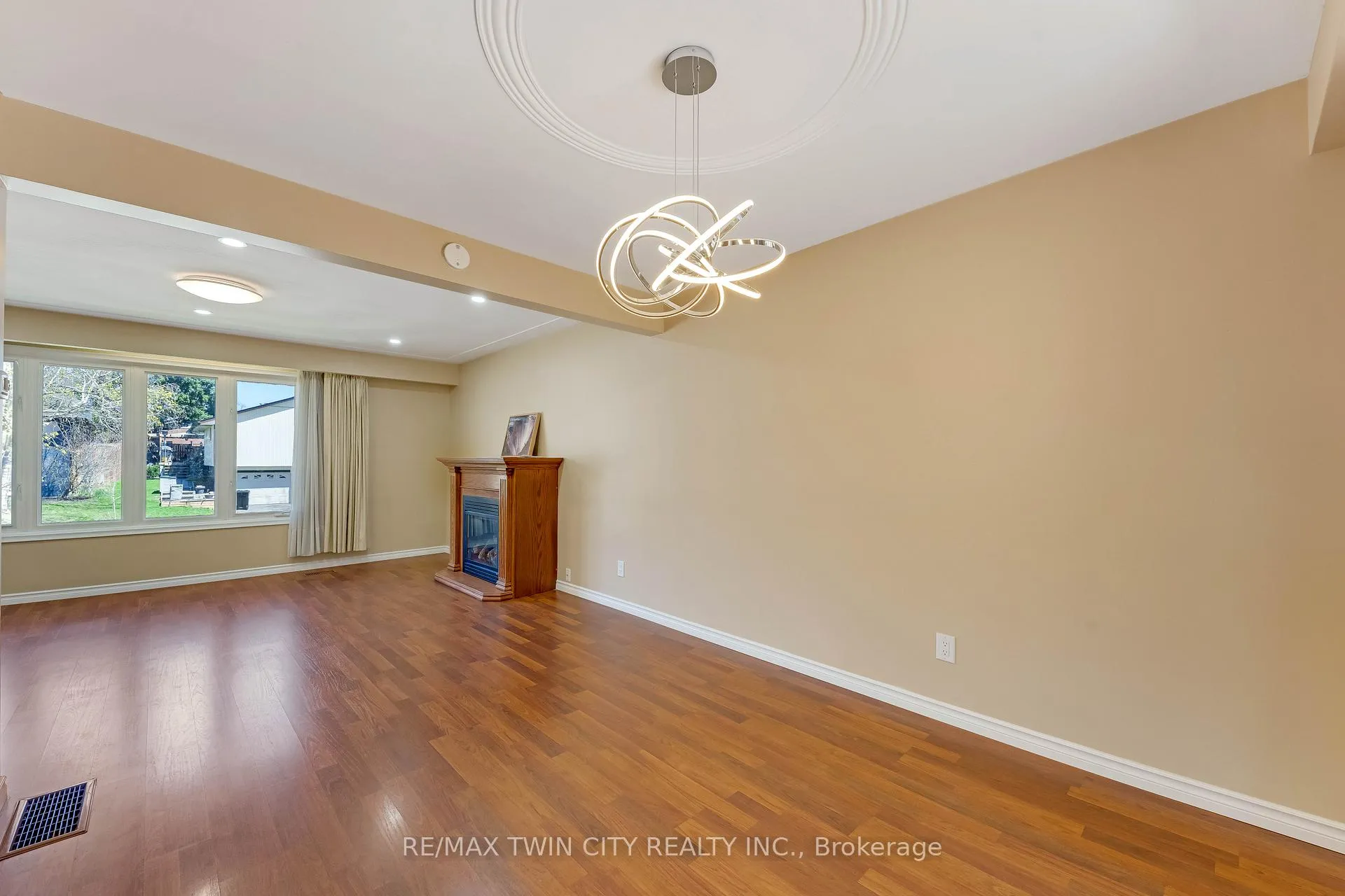 Photo 6 of 402 Lakeview Drive, Waterloo, Lakeshore Village — HOMEH