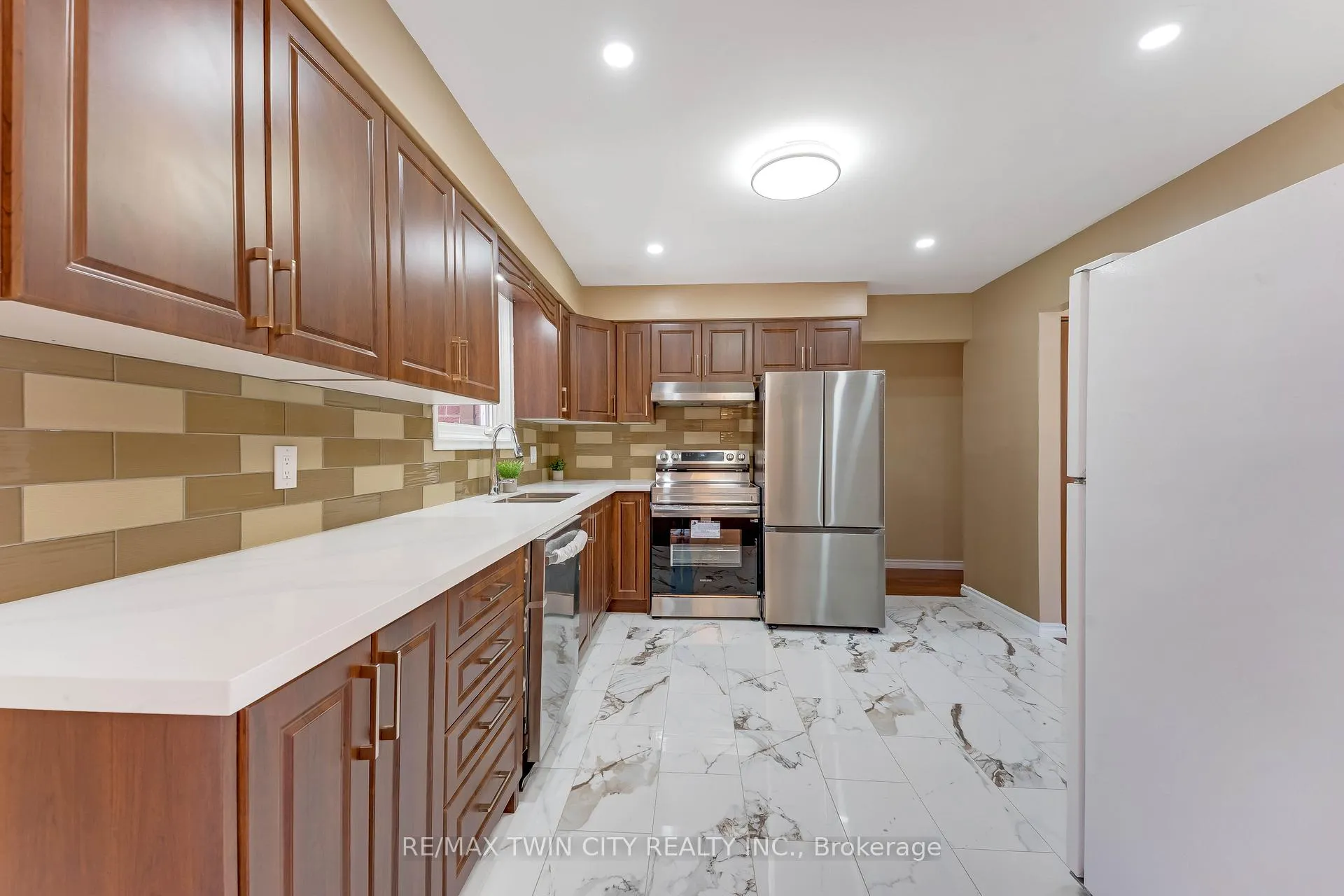 Photo 8 of 402 Lakeview Drive, Waterloo, Lakeshore Village — HOMEH