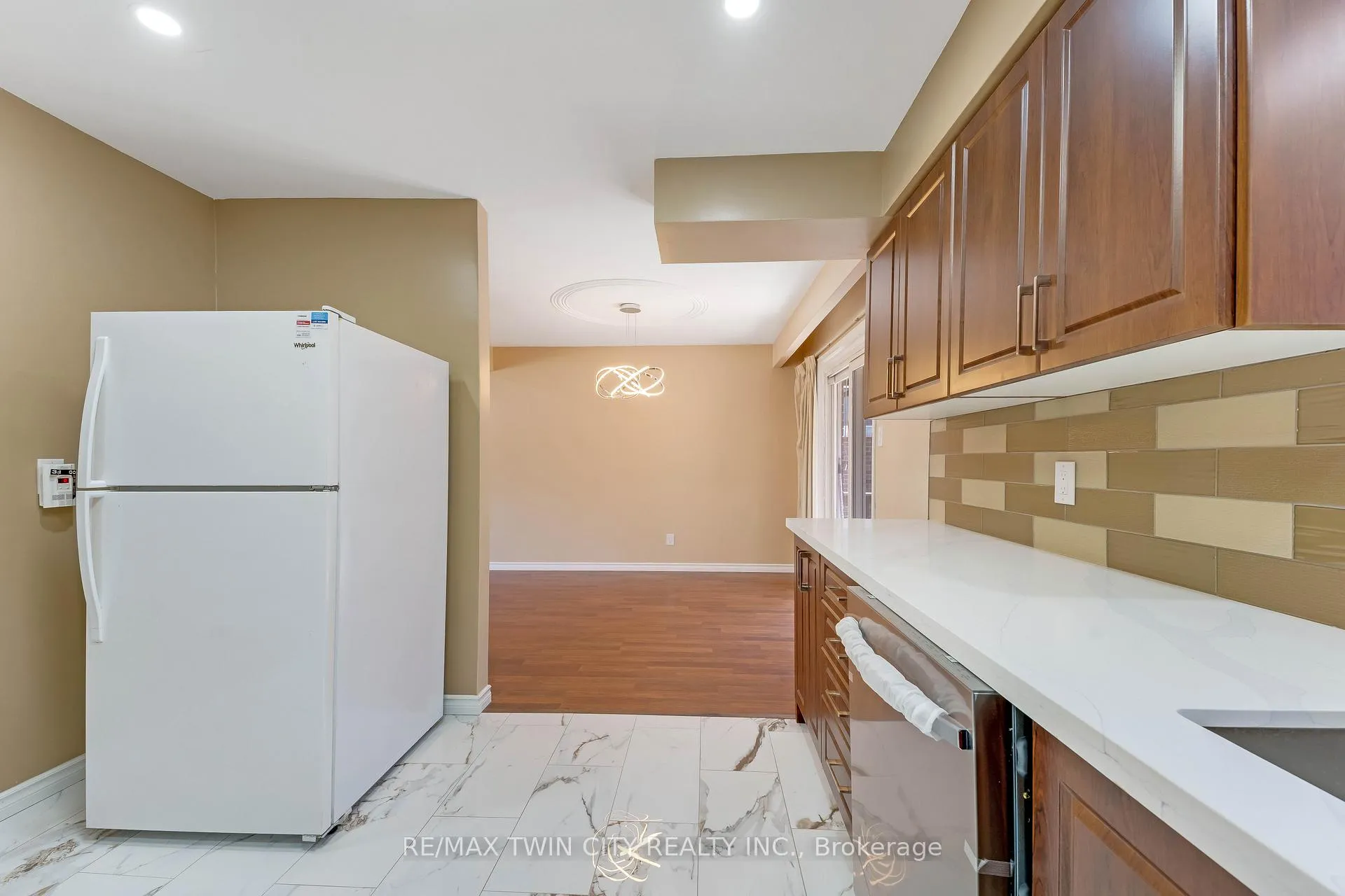 Photo 9 of 402 Lakeview Drive, Waterloo, Lakeshore Village — HOMEH