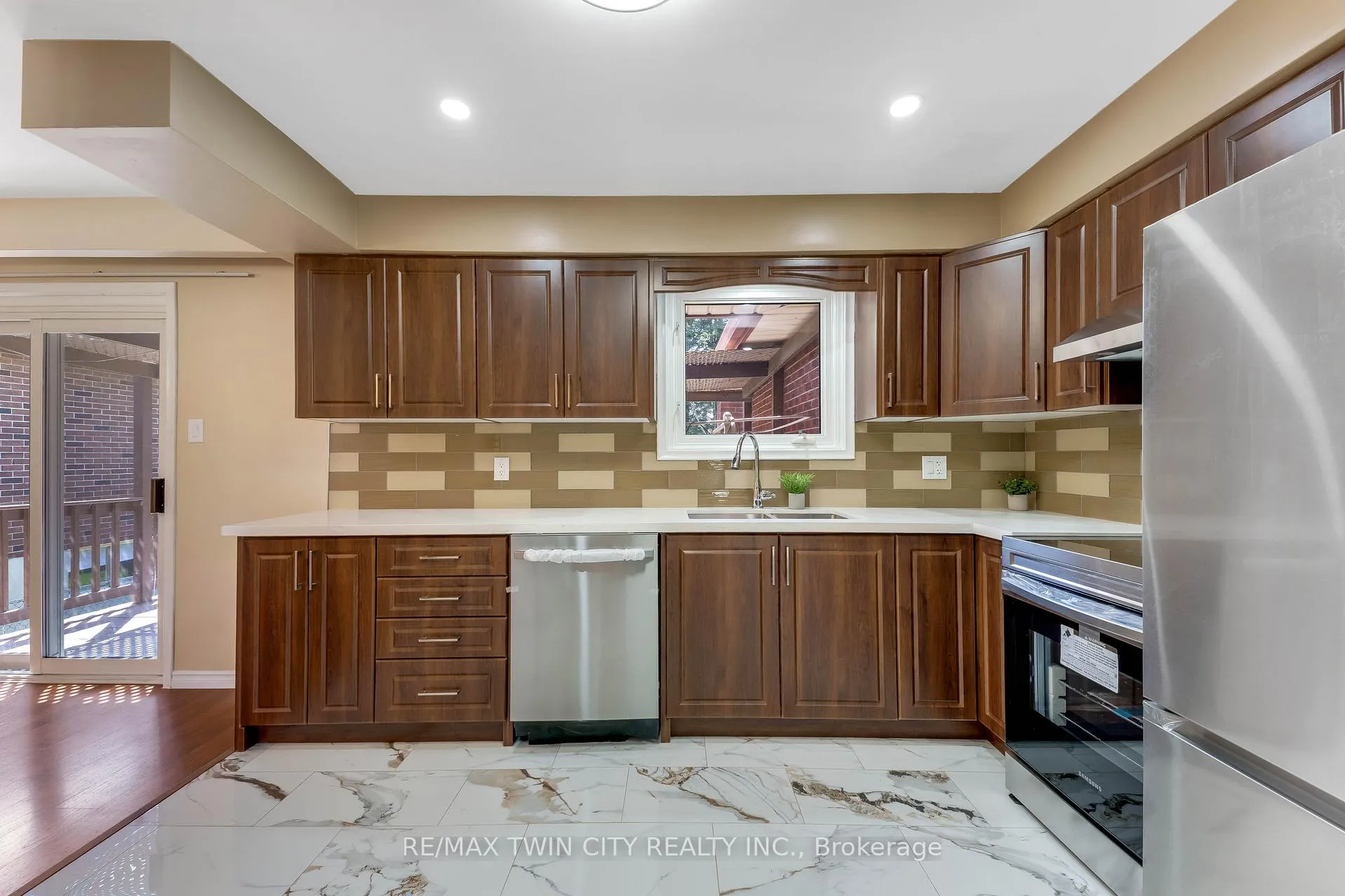 Photo 10 of 402 Lakeview Drive, Waterloo, Lakeshore Village — HOMEH