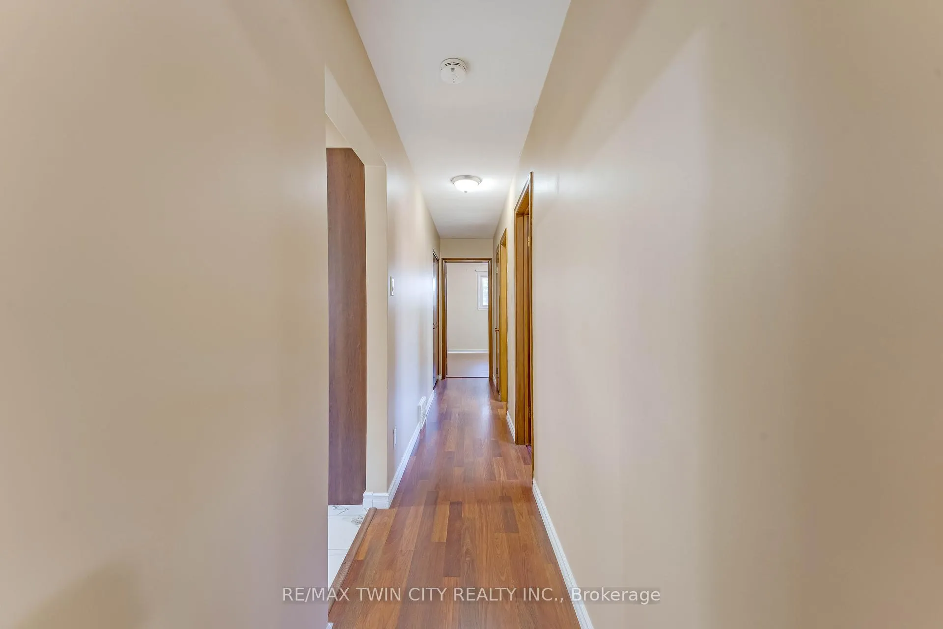 Photo 12 of 402 Lakeview Drive, Waterloo, Lakeshore Village — HOMEH