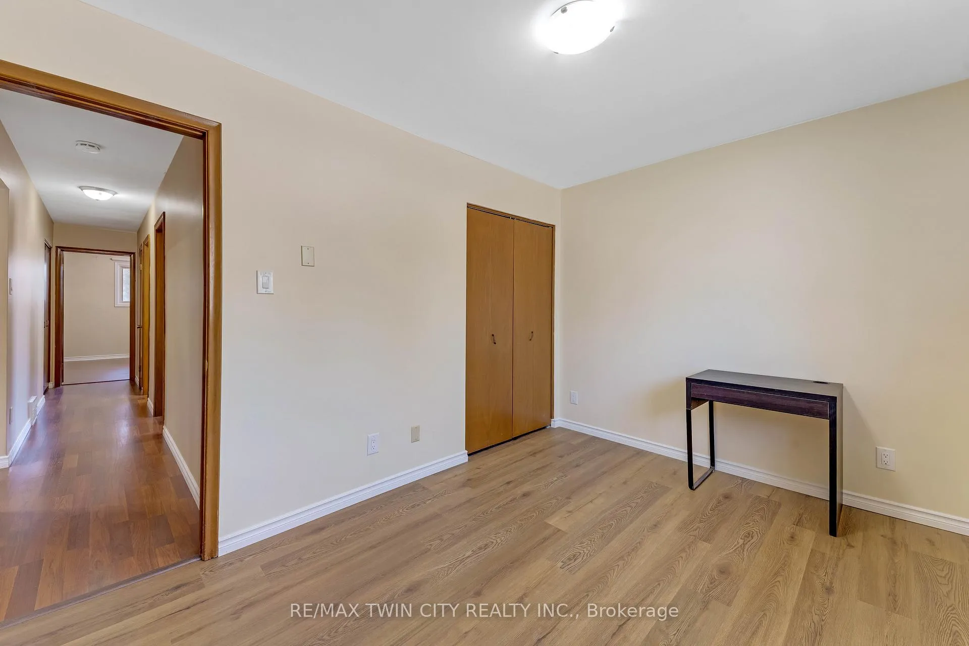 Photo 13 of 402 Lakeview Drive, Waterloo, Lakeshore Village — HOMEH