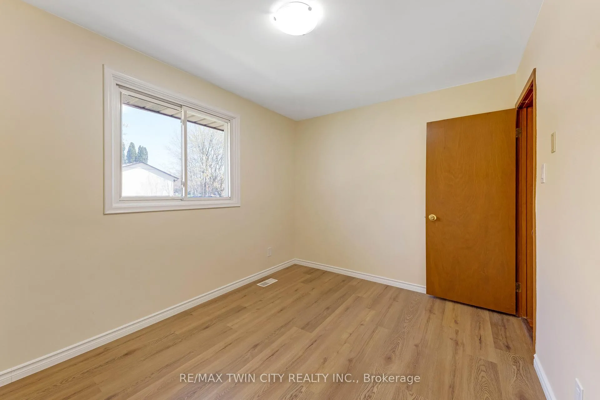 Photo 14 of 402 Lakeview Drive, Waterloo, Lakeshore Village — HOMEH