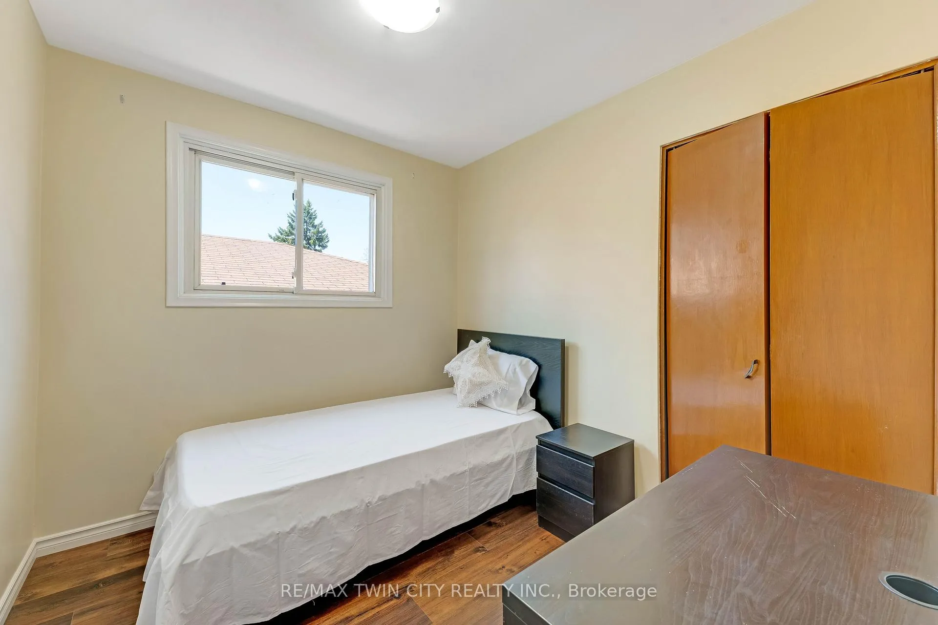 Photo 16 of 402 Lakeview Drive, Waterloo, Lakeshore Village — HOMEH