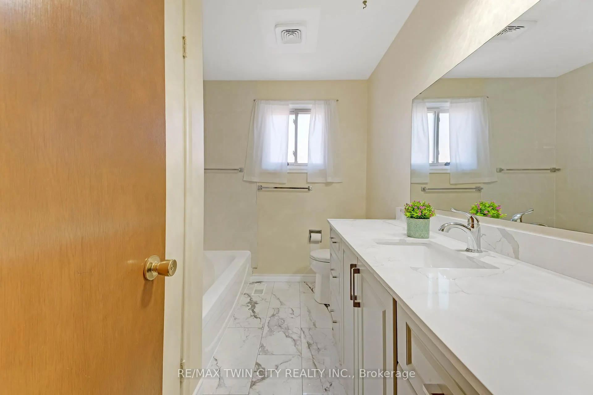 Photo 19 of 402 Lakeview Drive, Waterloo, Lakeshore Village — HOMEH