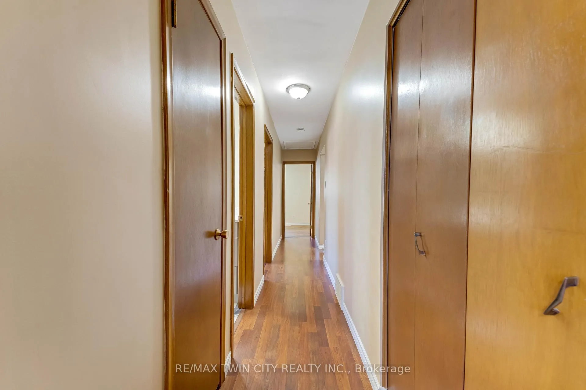 Photo 20 of 402 Lakeview Drive, Waterloo, Lakeshore Village — HOMEH